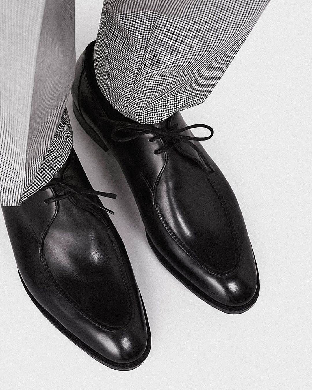 ジョンロブのインスタグラム：「Inspired by the British Mod scene, Manchester is a sleek two-eyelet derby featuring a handsewn apron and a full black lining for an elegant finish. . #johnlobb  #julienthamon  #gauthierborsarello」