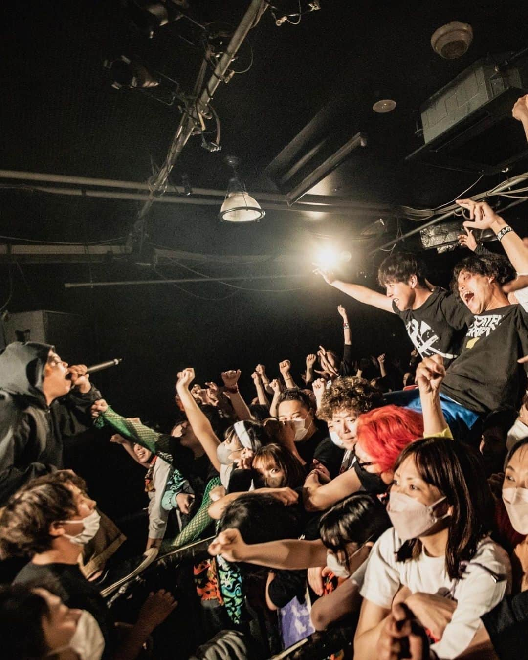 N∀OKIさんのインスタグラム写真 - (N∀OKIInstagram)「仙台CLUB JUNK BOX  SPARK!!SOUND!!SHOW!! TOUR ”音樂”2日目も濃厚かつ洗練?!されたてたんか知る由もない もはや満貫全席パビリオン状態  次の曲で叩くのに マンダーラ前に @ichiro_169 現れ即出オチして メンバー全員にシャンパン 飲ますのだけはホンマ あかん！絶対！  兎にも角にも 二日間スサシおおきに！ ツアー後半戦もさらにぶっ飛べ!!!!!  謎の仙台何回行くねん来るねん強化月間ラストに相応しい楽しき時でしたわな  ありがとうございました  写真  次遅刻したら八つ墓村の格好でソマリア沖の海賊退治に右手に馬糞、左手には きな粉棒のみで行ってもらうのが今朝確定した いやマジにやでのニラ君こと @kawado_photo」5月15日 17時04分 - chairoy1945