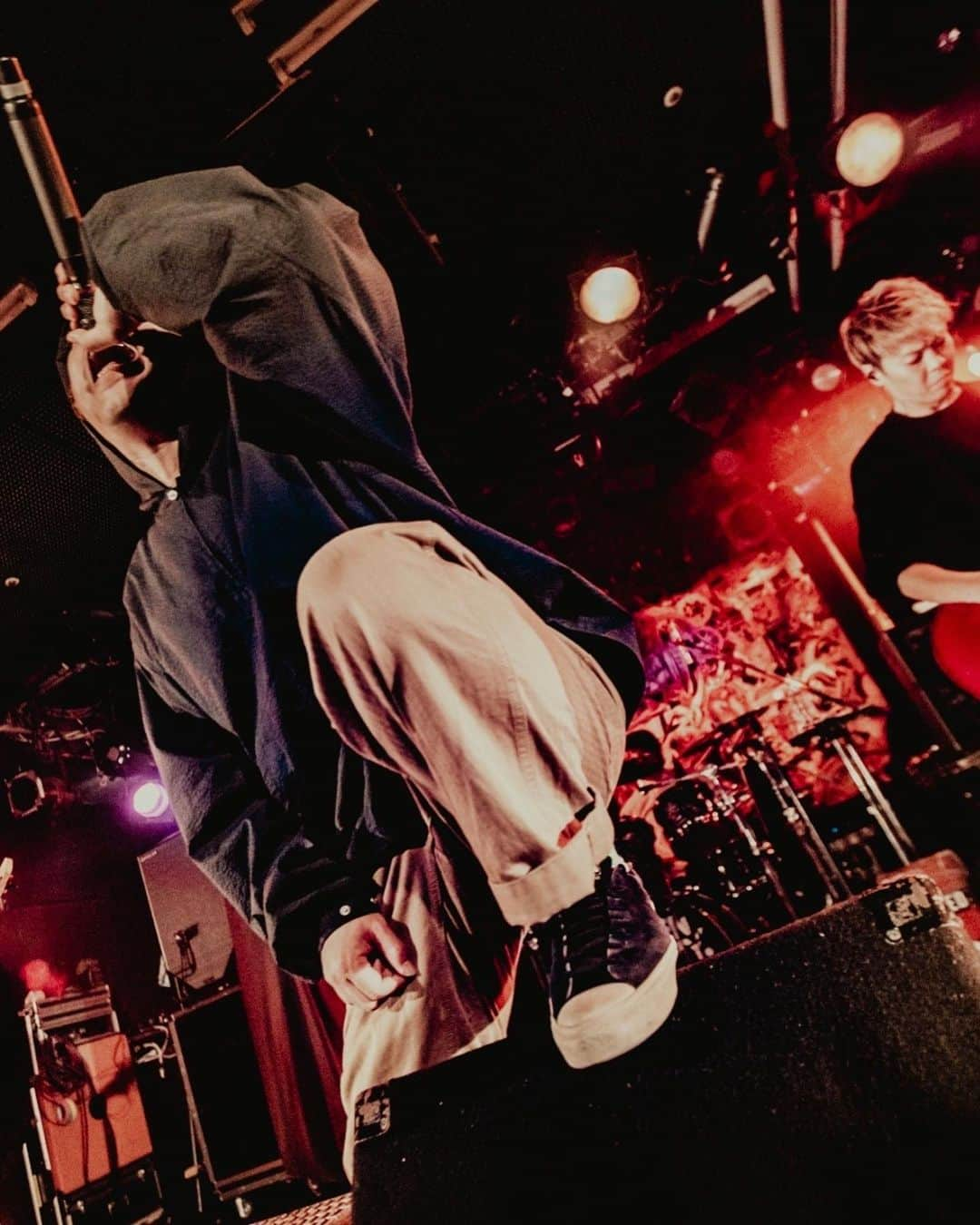 N∀OKIさんのインスタグラム写真 - (N∀OKIInstagram)「仙台CLUB JUNK BOX  SPARK!!SOUND!!SHOW!! TOUR ”音樂”2日目も濃厚かつ洗練?!されたてたんか知る由もない もはや満貫全席パビリオン状態  次の曲で叩くのに マンダーラ前に @ichiro_169 現れ即出オチして メンバー全員にシャンパン 飲ますのだけはホンマ あかん！絶対！  兎にも角にも 二日間スサシおおきに！ ツアー後半戦もさらにぶっ飛べ!!!!!  謎の仙台何回行くねん来るねん強化月間ラストに相応しい楽しき時でしたわな  ありがとうございました  写真  次遅刻したら八つ墓村の格好でソマリア沖の海賊退治に右手に馬糞、左手には きな粉棒のみで行ってもらうのが今朝確定した いやマジにやでのニラ君こと @kawado_photo」5月15日 17時04分 - chairoy1945