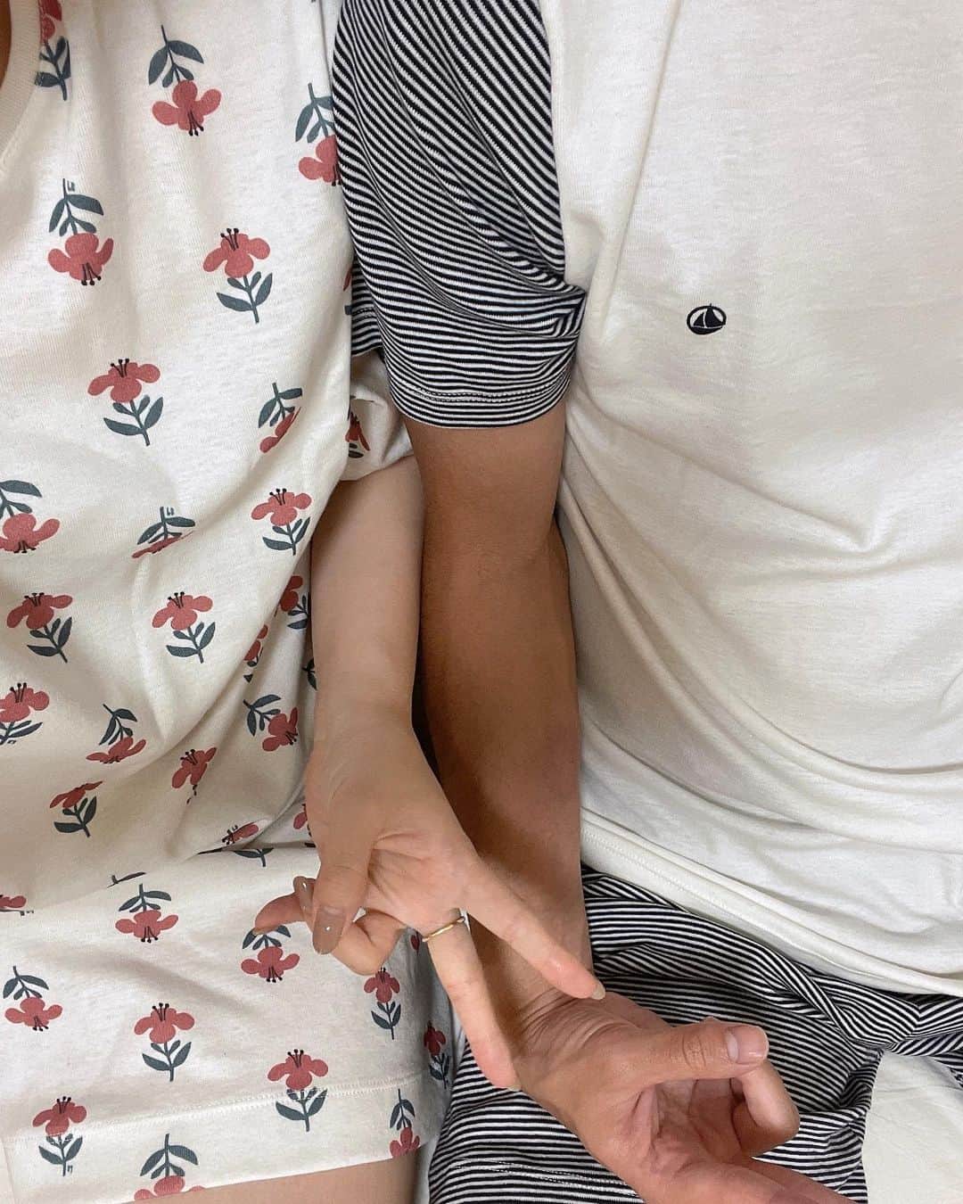 大野愛友佳さんのインスタグラム写真 - (大野愛友佳Instagram)「room wear🧦🤍  とてもうれしいことに、 カップルで着れる @petitbateau_jp のルームウェアを..✨  毎日着るからこそ、 品質が良く、お肌にも優しく、丈夫で長く着れるものを。  1×1で編んだ、伸縮性の高いリブ編み素材で 「第二の肌」と呼ばれているんだって◯  とても優しい肌触りのオーガニックコットン素材なので、 これからの季節にたくさん着ます🧺❤︎  私は155cm Ssize 彼は175cm Msize のものを着用してます🪡  #Sponsored#petitbateau#プチバトー#プチバトーパジャマ#ルームウェア#プチバトー130周年#オーガニックコットン#第二の肌#オーガニック生活#環境に優しい#パジャマコーデ#カップルコーデ#カップルフォト」5月15日 17時07分 - ohnoayuka