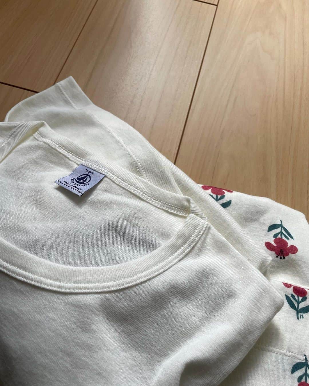大野愛友佳さんのインスタグラム写真 - (大野愛友佳Instagram)「room wear🧦🤍  とてもうれしいことに、 カップルで着れる @petitbateau_jp のルームウェアを..✨  毎日着るからこそ、 品質が良く、お肌にも優しく、丈夫で長く着れるものを。  1×1で編んだ、伸縮性の高いリブ編み素材で 「第二の肌」と呼ばれているんだって◯  とても優しい肌触りのオーガニックコットン素材なので、 これからの季節にたくさん着ます🧺❤︎  私は155cm Ssize 彼は175cm Msize のものを着用してます🪡  #Sponsored#petitbateau#プチバトー#プチバトーパジャマ#ルームウェア#プチバトー130周年#オーガニックコットン#第二の肌#オーガニック生活#環境に優しい#パジャマコーデ#カップルコーデ#カップルフォト」5月15日 17時07分 - ohnoayuka