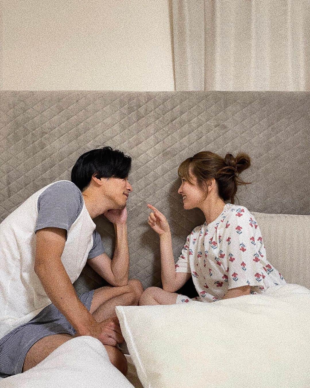 大野愛友佳さんのインスタグラム写真 - (大野愛友佳Instagram)「room wear🧦🤍  とてもうれしいことに、 カップルで着れる @petitbateau_jp のルームウェアを..✨  毎日着るからこそ、 品質が良く、お肌にも優しく、丈夫で長く着れるものを。  1×1で編んだ、伸縮性の高いリブ編み素材で 「第二の肌」と呼ばれているんだって◯  とても優しい肌触りのオーガニックコットン素材なので、 これからの季節にたくさん着ます🧺❤︎  私は155cm Ssize 彼は175cm Msize のものを着用してます🪡  #Sponsored#petitbateau#プチバトー#プチバトーパジャマ#ルームウェア#プチバトー130周年#オーガニックコットン#第二の肌#オーガニック生活#環境に優しい#パジャマコーデ#カップルコーデ#カップルフォト」5月15日 17時07分 - ohnoayuka