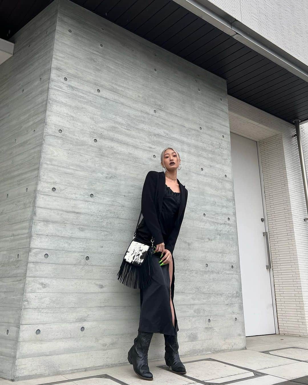 石川茉綺のインスタグラム：「プライベートはもっぱら 黒いお洋服ばかりな私  ニューヘアかわいーーの！！！ いつもありがとうね2人とも🩶  #Blondey  #ブロンディ」