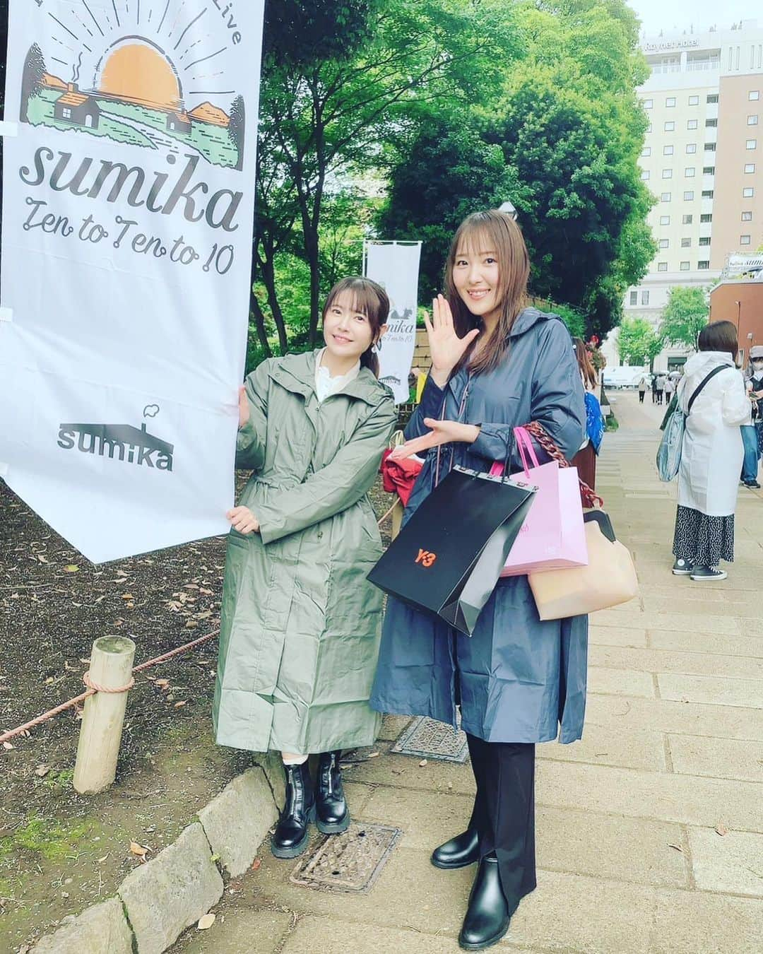 長久友紀さんのインスタグラム写真 - (長久友紀Instagram)「あやちさんと #sumika さんのLIVEに行ってきました！  雨天決行ということで、横浜スタジアムでみんなずぶ濡れになりながら10周年のライブを見届けてきました！ 悲しみも悔しさも抱えながら、でも命を削りながら届けたい音楽を奏でていて、こんなに嗚咽しながら泣いたの久々でした。 でもあの生のかっこいいギターの音色が聴けないのはやっぱり悲しいね…  sumikaのこれまでもこれからも応援しています。 私も大切な人たちには大切だよって素直に伝えていこうと思います。  あと最後に、あやちさん大好きって気持ちも伝えさせて！」5月15日 17時12分 - nagakuyuki