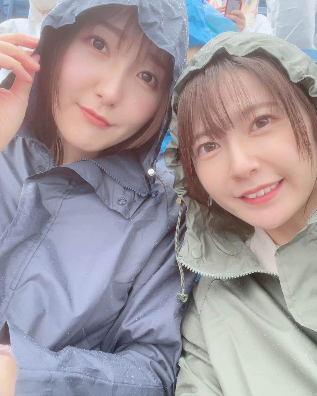 長久友紀さんのインスタグラム写真 - (長久友紀Instagram)「あやちさんと #sumika さんのLIVEに行ってきました！  雨天決行ということで、横浜スタジアムでみんなずぶ濡れになりながら10周年のライブを見届けてきました！ 悲しみも悔しさも抱えながら、でも命を削りながら届けたい音楽を奏でていて、こんなに嗚咽しながら泣いたの久々でした。 でもあの生のかっこいいギターの音色が聴けないのはやっぱり悲しいね…  sumikaのこれまでもこれからも応援しています。 私も大切な人たちには大切だよって素直に伝えていこうと思います。  あと最後に、あやちさん大好きって気持ちも伝えさせて！」5月15日 17時12分 - nagakuyuki