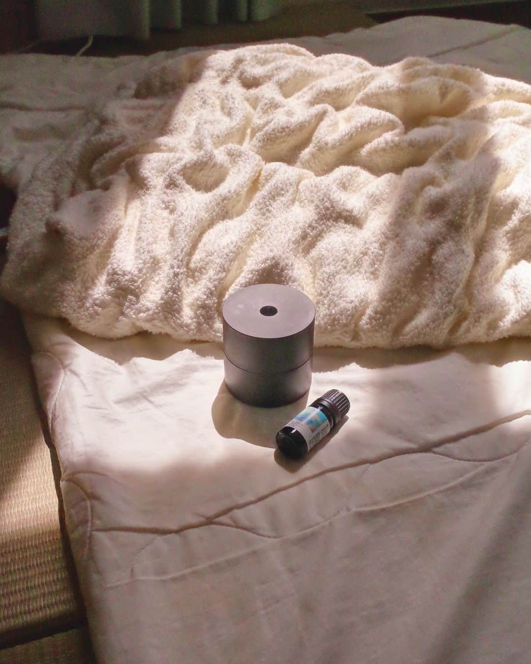 石川琴允さんのインスタグラム写真 - (石川琴允Instagram)「▶大人になって、畳が好きになって。 : : どうしても畳の上で眠りたくて寝室には畳を9枚だけ 敷いて、アロマを焚いて眠るようになってから寝付きが良くなった。 : : シャワーして、アロマを選んで眠る仕度をする時間が楽しい🛏💤 : : 睡眠用のアロマはいくつか決めていて その中でも @fuga_aroma のnight time oil は 沢山種類があるけど、どれも睡眠用にブレンドされてるものだから何を選んでも眠りに落ちるわw : 肌寒い季節はローズ系を使ってたんたけど、最近は暖かくなってきたせいか爽やかな香りが良くて、でも眠れるような香りを求めて Little oasisを追加👌🏻 落ち着くけどせせらぎの近くで深く呼吸してるような香りなの🤍（伝わるかな？w） : 〔TOP〕 ライム / ユーカリ・ラディアタ / ラヴィンツァラ / スコッチパイン / ラベンダー 〔MIDDLE〕  ブラックスプルース / ペパーミント / ジャスミン 〔BASE〕  パチュリー : : #fuga_aroma #アロマ  #精油 #アロマオイル #香りのある暮らし #アロマのある暮らし #安眠グッズ #aroma #aromatherapy #aromaterapi」5月15日 17時12分 - kotopon09