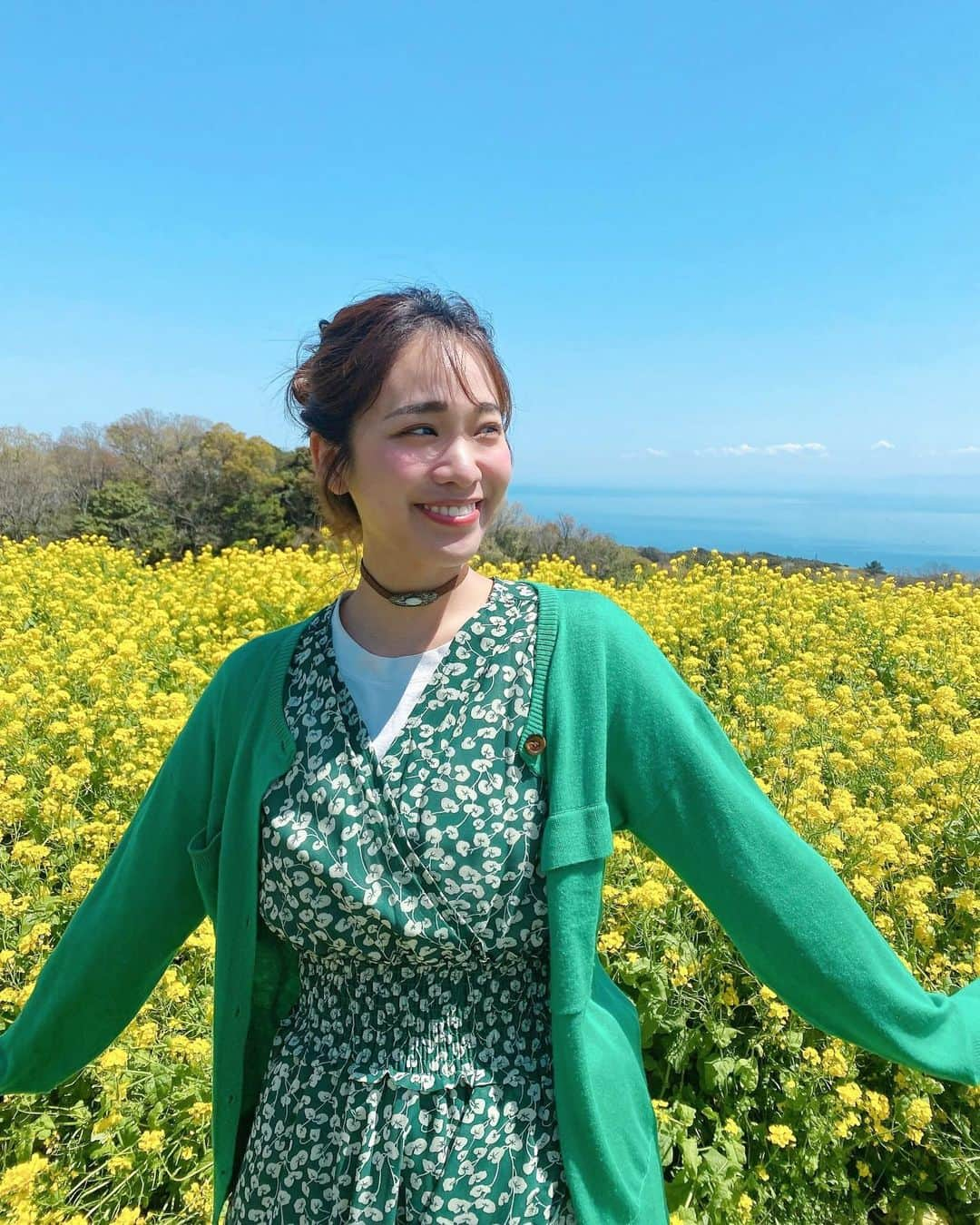 藤森マリナさんのインスタグラム写真 - (藤森マリナInstagram)「あわじ花さじき🌼 菜の花とまりなはんときどきあこ 淡路島っていいよね♡ * * 最近梅雨みたいに雨多いし 寒かったり 5月らしい日が少ないね🥺🌼 晴れると気候は気持ちいいけど☺️🌼 * * * #淡路島#淡路島観光#淡路島グルメ#淡路島旅行#あわじ花さじき#菜の花畑#まりなはんの旅メモ#グリーンコーデ#まりにゃんご#淡路島グランピング#グランピング#リゾートグランピング#るりいろヒルズ淡路#関西おでかけ#プライベートサウナ」5月15日 17時14分 - maaarina0806