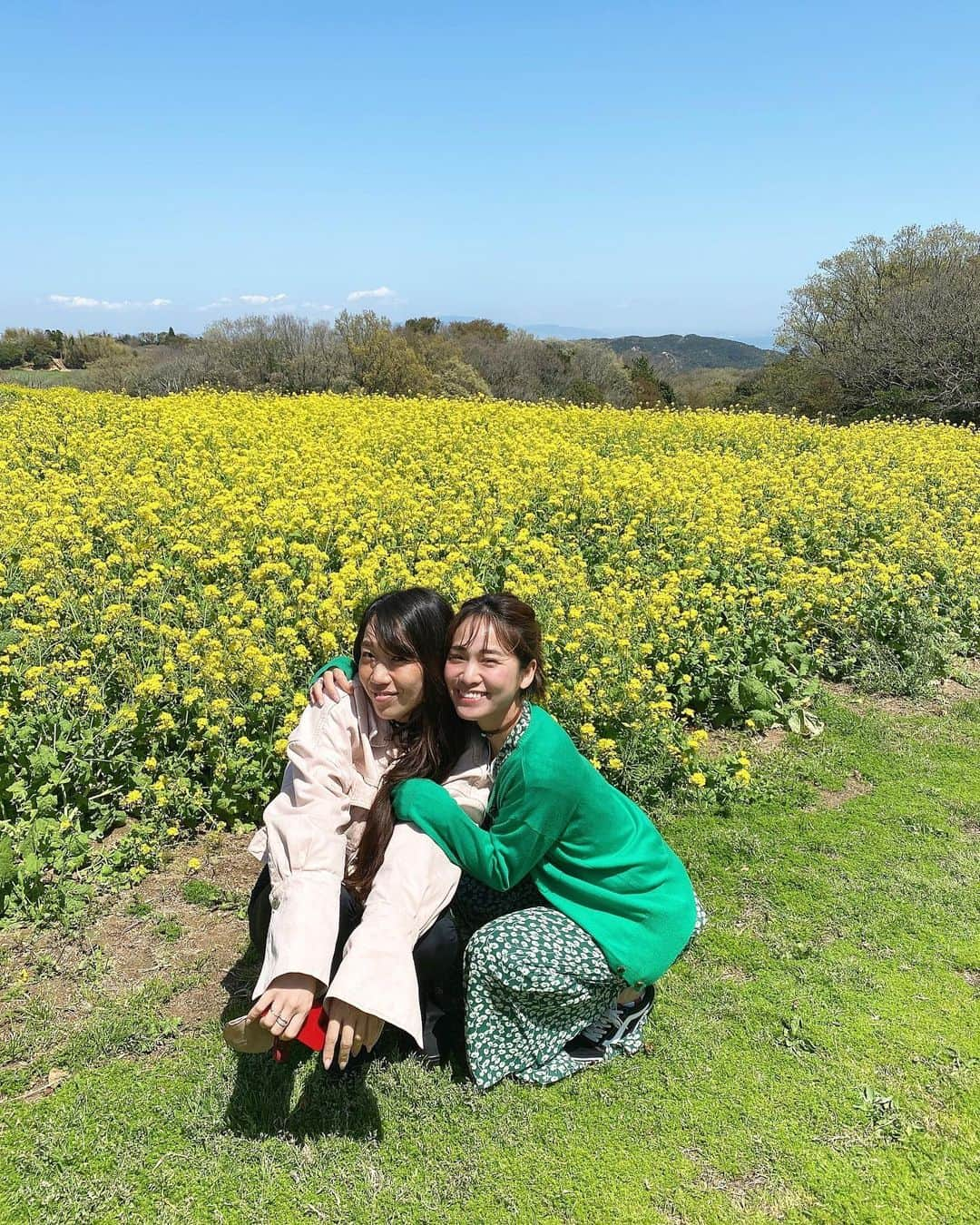 藤森マリナさんのインスタグラム写真 - (藤森マリナInstagram)「あわじ花さじき🌼 菜の花とまりなはんときどきあこ 淡路島っていいよね♡ * * 最近梅雨みたいに雨多いし 寒かったり 5月らしい日が少ないね🥺🌼 晴れると気候は気持ちいいけど☺️🌼 * * * #淡路島#淡路島観光#淡路島グルメ#淡路島旅行#あわじ花さじき#菜の花畑#まりなはんの旅メモ#グリーンコーデ#まりにゃんご#淡路島グランピング#グランピング#リゾートグランピング#るりいろヒルズ淡路#関西おでかけ#プライベートサウナ」5月15日 17時14分 - maaarina0806