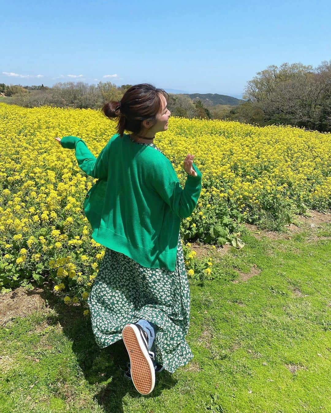 藤森マリナさんのインスタグラム写真 - (藤森マリナInstagram)「あわじ花さじき🌼 菜の花とまりなはんときどきあこ 淡路島っていいよね♡ * * 最近梅雨みたいに雨多いし 寒かったり 5月らしい日が少ないね🥺🌼 晴れると気候は気持ちいいけど☺️🌼 * * * #淡路島#淡路島観光#淡路島グルメ#淡路島旅行#あわじ花さじき#菜の花畑#まりなはんの旅メモ#グリーンコーデ#まりにゃんご#淡路島グランピング#グランピング#リゾートグランピング#るりいろヒルズ淡路#関西おでかけ#プライベートサウナ」5月15日 17時14分 - maaarina0806