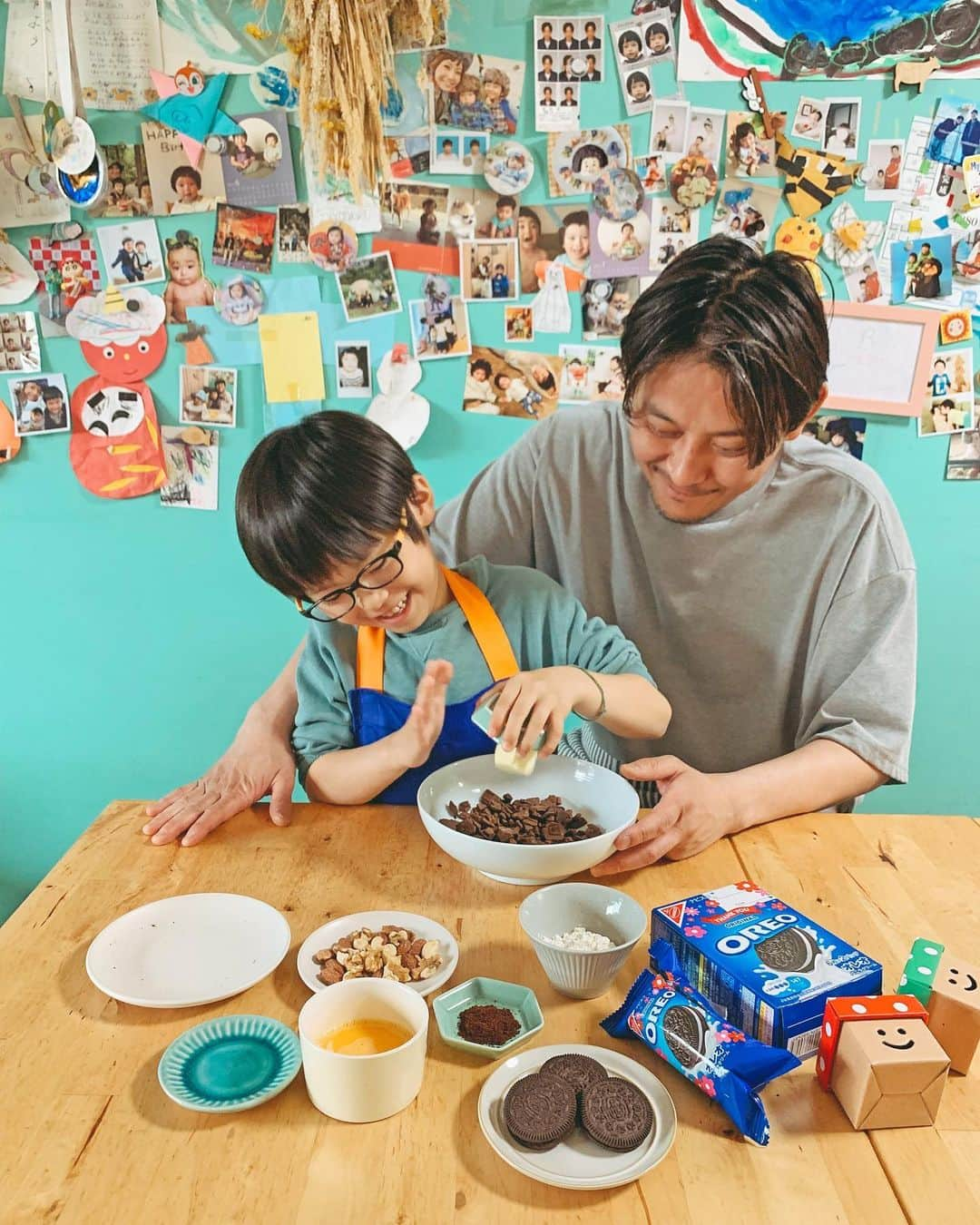 むらたさきさんのインスタグラム写真 - (むらたさきInstagram)「🧁🧁 ． 母の日に向けて父子で作ってくれた ほろ苦いコーヒーオレオブラウニー👏😍🍫 ． 材料を混ぜたり、飾り付けしたり、 火を使わずレンジで簡単に作れるレシピであっという間の完成🧁🐶 ． 久々のパパと2人の時間、 とーーーーーっても楽しそうでした👦🙋‍♂️💘 ． ． 手作りのお菓子は、 作っている姿も含めてうれしいプレゼントやねぇ〜❣️👏😍 ． 完成 🎉 🧁✨ (8枚目) ． ． ． 母の日限定の赤いお花🌹のパッケージには メッセージ欄が付いているので 特別なオレオボックスが作れるね〜✍️🥰 ． 長男が描いてくれたもの♡♡ (7枚目) ． ． ブラウニーの材料はこんな感じ🥚👦💡 (2枚目) ↑ レシピはオレオのブランドサイトにありました🔍☺️🧁 ． ． 隠し味のコーヒーが効いていて、おいしかった🙏🥰💕 子どもたち＆パパ、ありがとね🎁😍♡ ． ． ． ． ． ． ． ． ． ． ． ． ． ． ． ． ． ． ． ． ． #9歳 #7歳 #3歳 #三兄弟 の次男👦 ． #子育て #男の子ママ #おうちおやつ #オレオ  #母の日オレオ #親子 #オレオでありがとう  #pr #happymothersday」5月15日 17時15分 - muratasaki