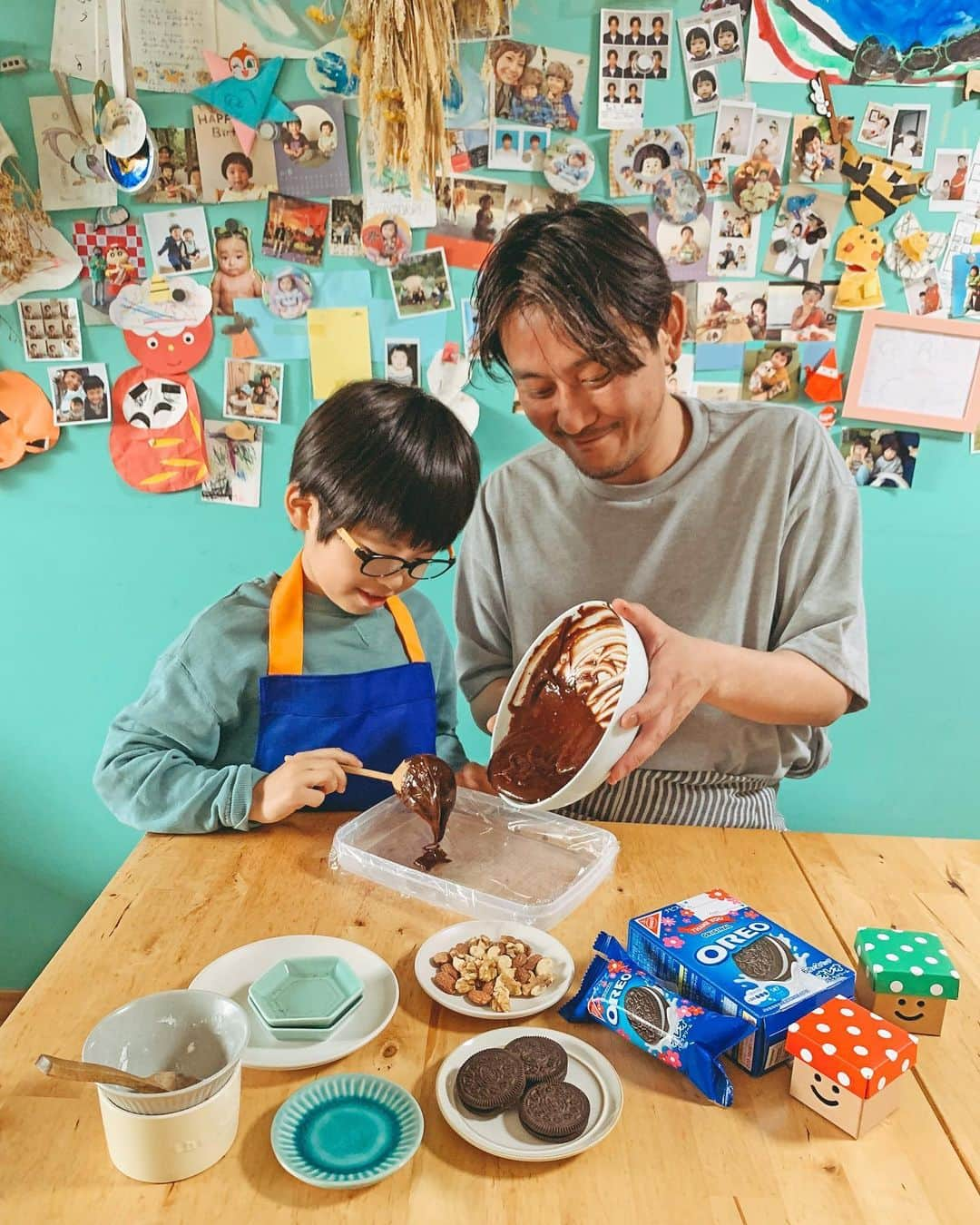 むらたさきさんのインスタグラム写真 - (むらたさきInstagram)「🧁🧁 ． 母の日に向けて父子で作ってくれた ほろ苦いコーヒーオレオブラウニー👏😍🍫 ． 材料を混ぜたり、飾り付けしたり、 火を使わずレンジで簡単に作れるレシピであっという間の完成🧁🐶 ． 久々のパパと2人の時間、 とーーーーーっても楽しそうでした👦🙋‍♂️💘 ． ． 手作りのお菓子は、 作っている姿も含めてうれしいプレゼントやねぇ〜❣️👏😍 ． 完成 🎉 🧁✨ (8枚目) ． ． ． 母の日限定の赤いお花🌹のパッケージには メッセージ欄が付いているので 特別なオレオボックスが作れるね〜✍️🥰 ． 長男が描いてくれたもの♡♡ (7枚目) ． ． ブラウニーの材料はこんな感じ🥚👦💡 (2枚目) ↑ レシピはオレオのブランドサイトにありました🔍☺️🧁 ． ． 隠し味のコーヒーが効いていて、おいしかった🙏🥰💕 子どもたち＆パパ、ありがとね🎁😍♡ ． ． ． ． ． ． ． ． ． ． ． ． ． ． ． ． ． ． ． ． ． #9歳 #7歳 #3歳 #三兄弟 の次男👦 ． #子育て #男の子ママ #おうちおやつ #オレオ  #母の日オレオ #親子 #オレオでありがとう  #pr #happymothersday」5月15日 17時15分 - muratasaki