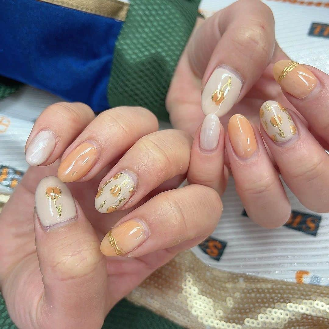 池田楓のインスタグラム：「♡  淡めのオレンジがかわいくて お気に入りだったネイル🧡🫧  #ネイル #nails #ネイルデザイン  #オレンジネイル #春ネイル #春 #お花ネイル #チューリップ  #チューリップネイル」