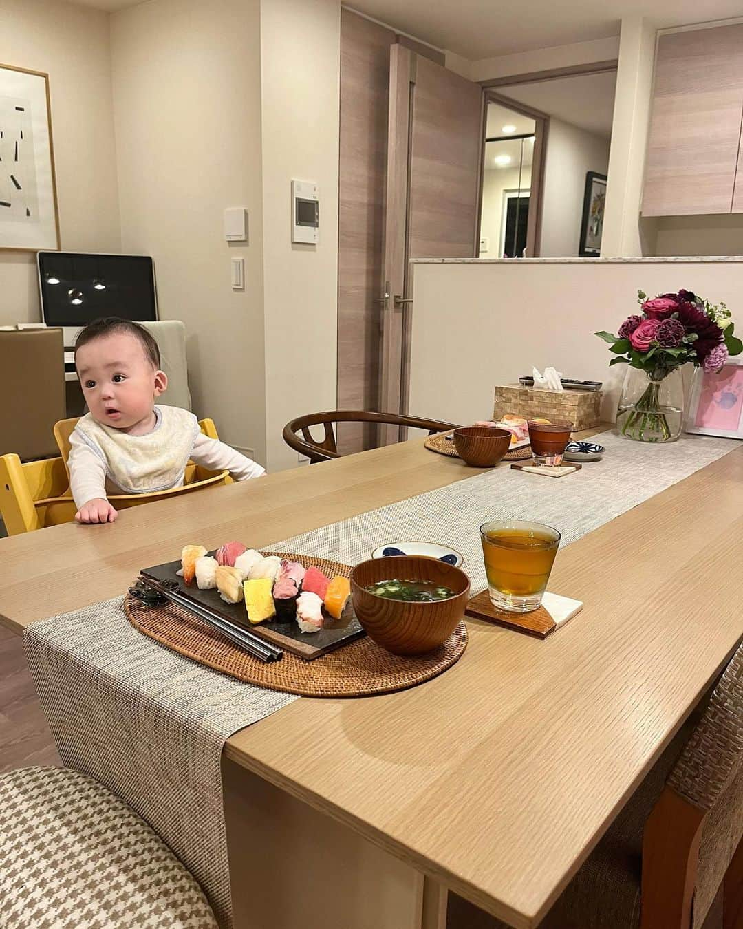 里口風子さんのインスタグラム写真 - (里口風子Instagram)「#happymothersday 🌼  まさか貰う立場になるなんて！ コタロー画伯のカワイイおてて。 父の日はあんよかな？ うれしいな。  うれしい、たのしい、だいすき！  そうゆうのは声に出すより、自分の中にしたためて、ここぞと言うときにだけ出す可愛く無いタイプなんですが🤣 子育てをさせてもらうようになってからは、するすると溢れて声に出るようになった気がします。  #母の日 #0歳児ママ」5月15日 17時16分 - fuuu_ko0716