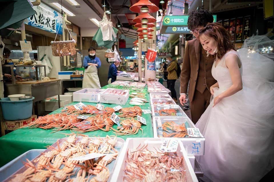 ラヴィ•ファクトリーさんのインスタグラム写真 - (ラヴィ•ファクトリーInstagram)「. 【写真で叶える結婚式】 . 普段のおふたりのデートを特別な衣裳で🤍 商店街での食べ歩きやカフェなど 普段の行動が特別感溢れるものになります✨  . —————— ラヴィファクトリー: @kanazawa_laviefactory AREA:JAPAN,KANAZAWA —————— @laviefactoryをフォローして #laviefactory #ラヴィファクトリー のハッシュタグをつけて お写真を投稿してみてくださいね✳︎ . こちらの公式IG（@laviefactory） で取り上げさせていただきます✨ . 思わず笑顔になれるハートのある 「家族写真」はラヴィクルール* >>>@laviecouleur_official . #wedding #weddingphotography #photo  #ハートのある写真 #instawedding #結婚写真 #ウェディング #ウェディングフォト #撮影指示書 #ロケーションフォト #前撮り#写真好きな人と繋がりたい #フォトウェディング #卒花 #後撮り #ウェディングニュース #前撮り小物 #前撮りフォト #前撮りアイテム #ウェディング撮影 #撮影構図 #前撮りアイディア #撮影指示書 #花嫁コーディネート #ウェディングフォト #街中フォト #タウンフォト #海撮影」5月15日 17時17分 - laviefactory