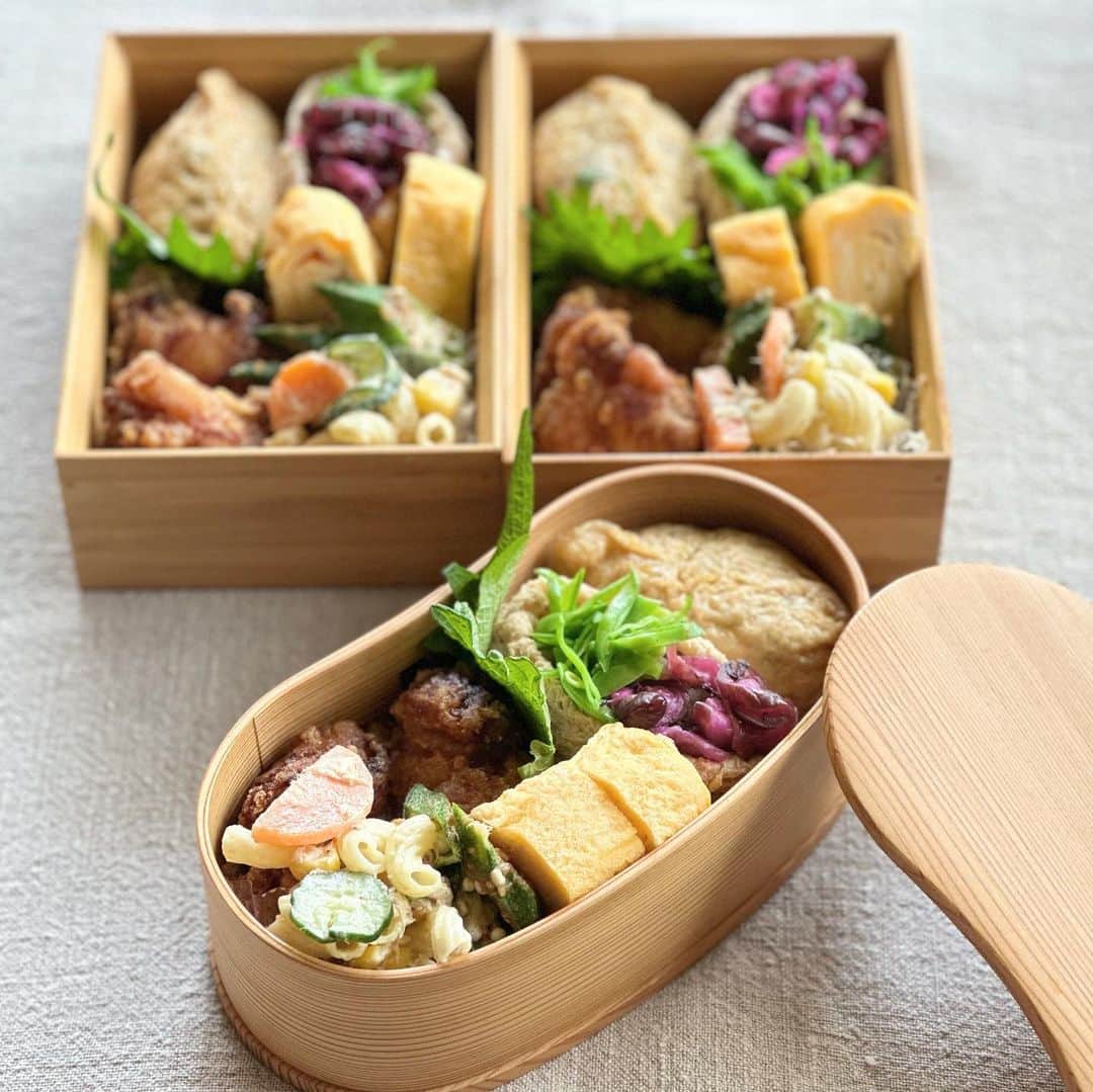 のインスタグラム：「今日のお弁当 2023.05.15  ひじきご飯稲荷 唐揚げ 卵焼き マカロニサラダ オクラの胡麻和え  今日のお稲荷さんはひじきご飯。 何故か恐ろしい程柔らかく炊けてしまい、揚げに詰めたらチマキみたいになってしまった😭 柔らかいご飯あんまり好きじゃないからなんか悲しかった😭😭 まぁ食べたけど…  唐揚げ久しぶりに作ったなー。 冷めても美味しいからついついお弁当に入れがち。 フライも！ 次はなんの揚げ物入れようかな🙄」