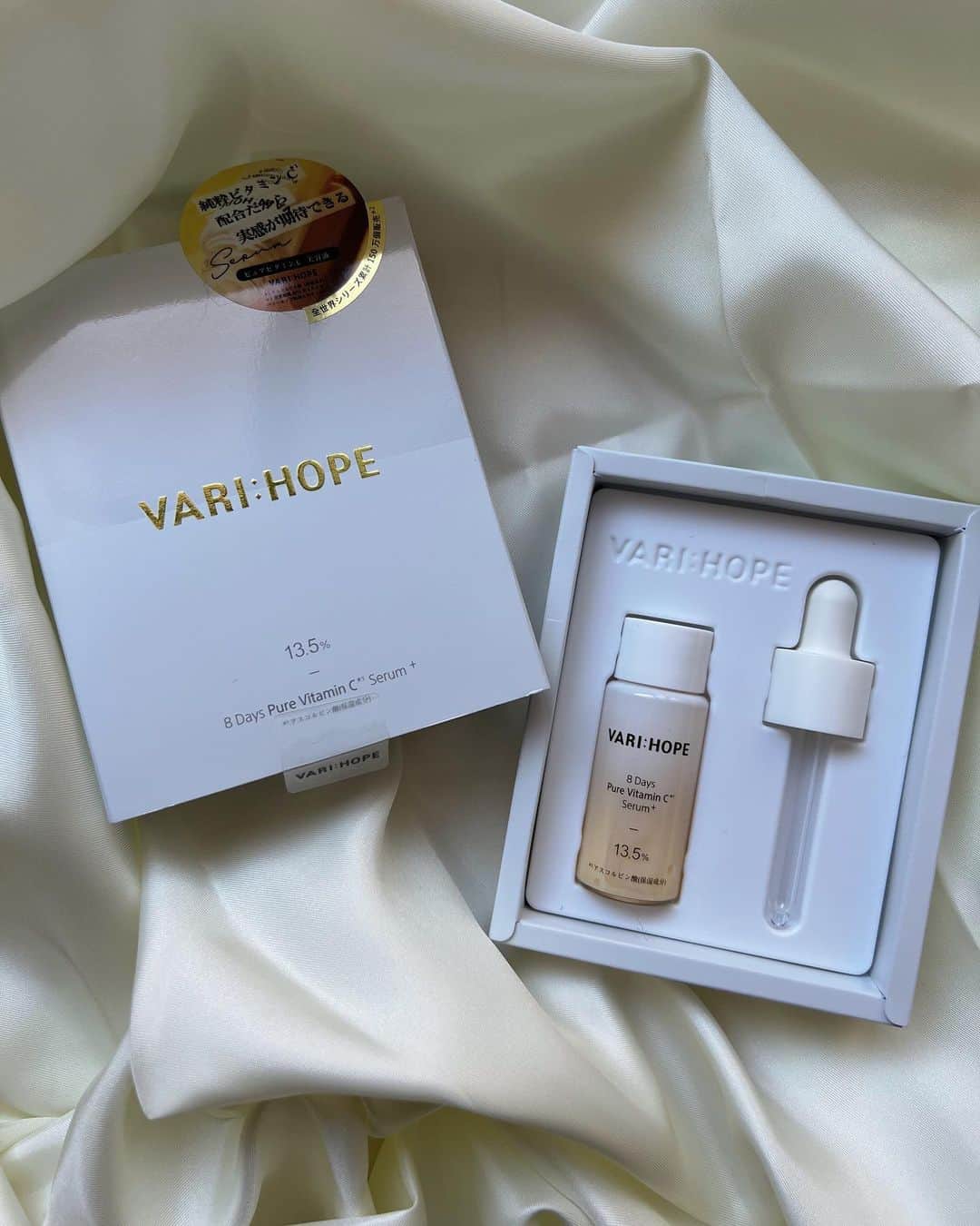 齊藤美沙貴さんのインスタグラム写真 - (齊藤美沙貴Instagram)「🍋VARI:HOPE ビタミンCライン　ピュアビタミンC美容液🍋  酸化しやすいビタミンCを安定化させた美容液  ビタミンCは紫外線ダメージによる しみそばかすの予防や目立たなくしてる効果だったり、 毛穴の引き締め効果が期待できるから 肌をキレイに見せてくれるのに必要な栄養🌱  使ってみて、刺激は少なくて スッキリする柑橘系の香り🍊  今は、プレゼントキャンペーン中なので ぜひ参加して見てください✏️  ✅応募方法  @varihope_JAPANをフォロー 公式アカウントのキャンーペーン投稿をいいね！ 5/21(日)締め切り ーーー 詳しくは公式アカウントからチェックしてみてください @varihope_japan  #VARIHOPE #ベリーホップ #ピュアビタミンC #ビタミン #韓国コスメ #韓国スキンケア #スキンケアマニア」5月15日 17時22分 - misya_kids