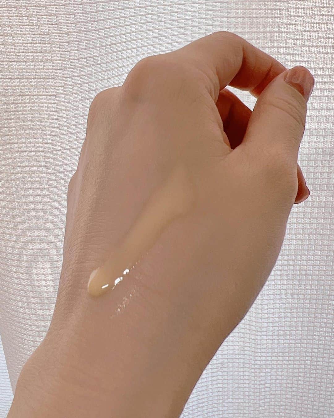 齊藤美沙貴さんのインスタグラム写真 - (齊藤美沙貴Instagram)「🍋VARI:HOPE ビタミンCライン　ピュアビタミンC美容液🍋  酸化しやすいビタミンCを安定化させた美容液  ビタミンCは紫外線ダメージによる しみそばかすの予防や目立たなくしてる効果だったり、 毛穴の引き締め効果が期待できるから 肌をキレイに見せてくれるのに必要な栄養🌱  使ってみて、刺激は少なくて スッキリする柑橘系の香り🍊  今は、プレゼントキャンペーン中なので ぜひ参加して見てください✏️  ✅応募方法  @varihope_JAPANをフォロー 公式アカウントのキャンーペーン投稿をいいね！ 5/21(日)締め切り ーーー 詳しくは公式アカウントからチェックしてみてください @varihope_japan  #VARIHOPE #ベリーホップ #ピュアビタミンC #ビタミン #韓国コスメ #韓国スキンケア #スキンケアマニア」5月15日 17時22分 - misya_kids