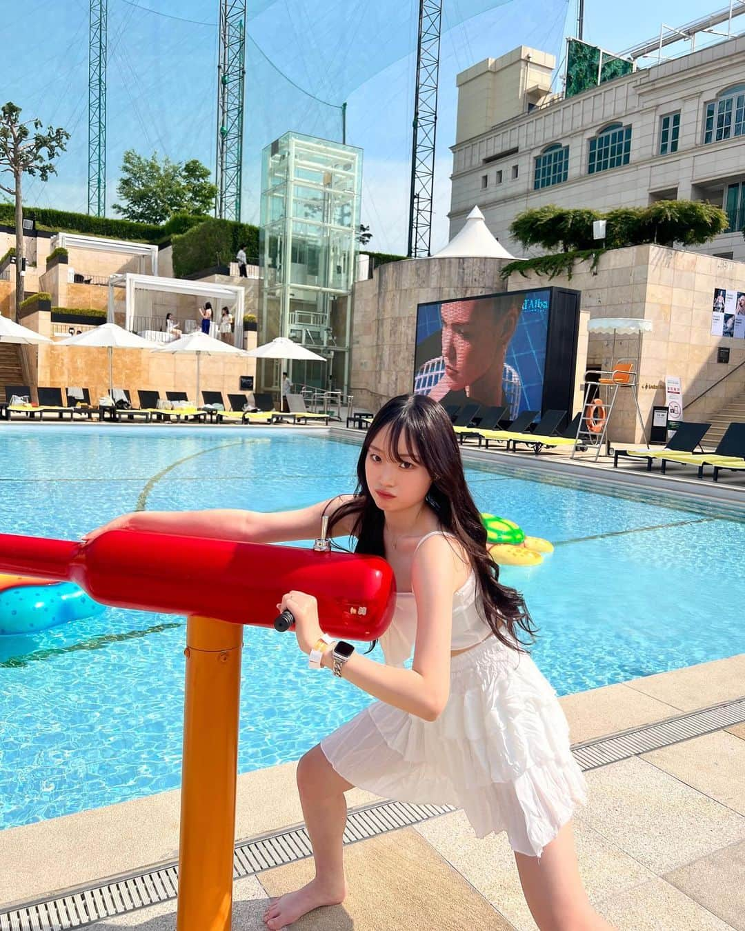 ゆうなのインスタグラム：「どーゆーポーズ？  水鉄砲で遊んだポーズ」