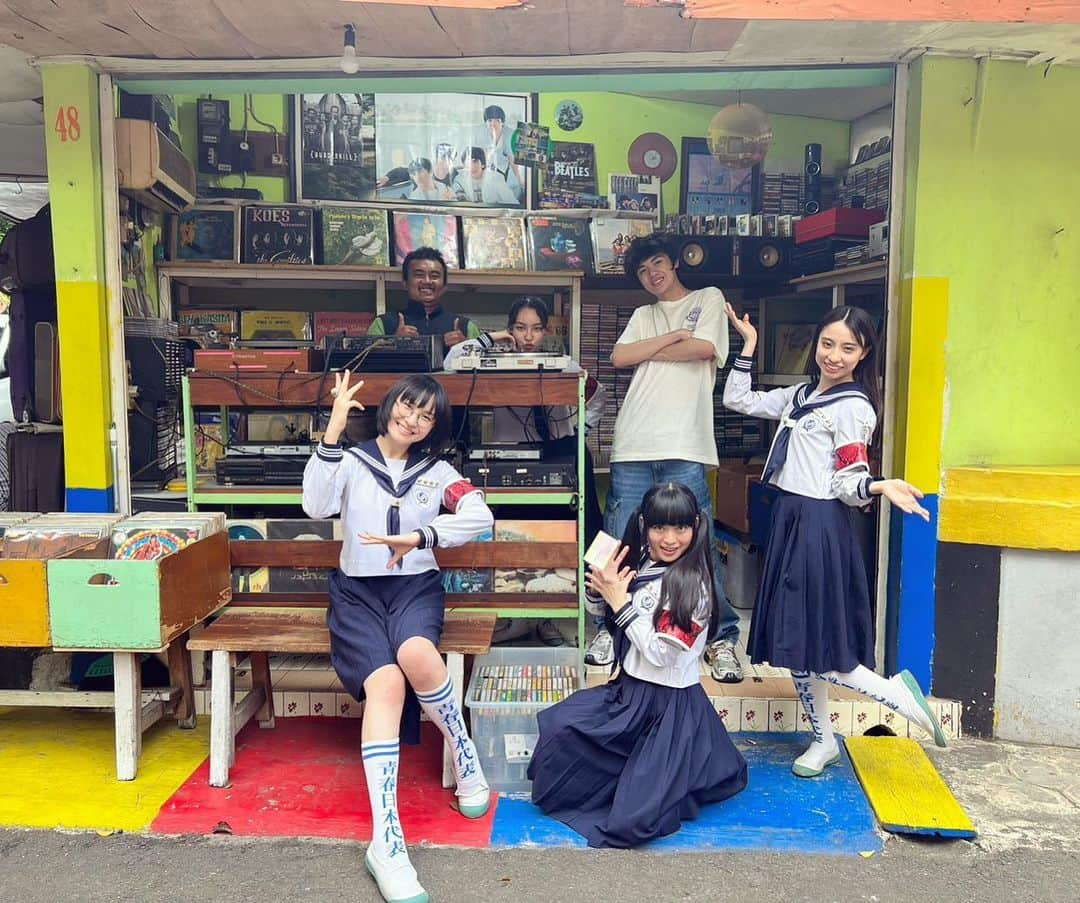 新しい学校のリーダーズさんのインスタグラム写真 - (新しい学校のリーダーズInstagram)「AG!  explores Jakarta🇮🇩 Video out now !!  Guest @warrenhue 🕺 🔗 https://youtu.be/Tn7zTM51PfQ  @88rising @japan_leaders」5月15日 17時35分 - japan_leaders