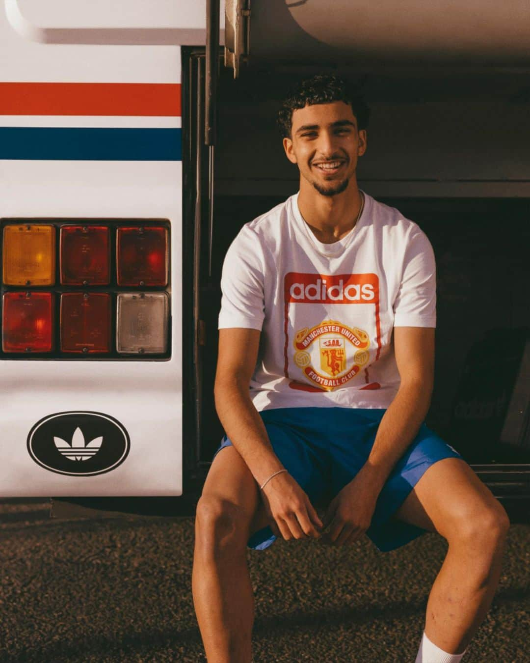 adidas Footballさんのインスタグラム写真 - (adidas FootballInstagram)「This Kind of Love got us bussin’ ❤️🚌  Just arrived: the fresh @adidasOriginals range, including our iconic 1988-90 away jersey.  #MUFC #ManUtd #adidasFootball #adidasOriginals」5月15日 17時28分 - adidasfootball