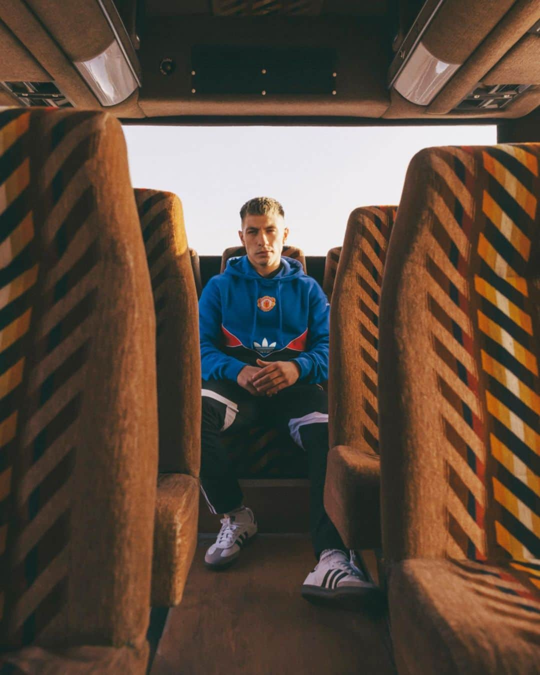 adidas Footballさんのインスタグラム写真 - (adidas FootballInstagram)「This Kind of Love got us bussin’ ❤️🚌  Just arrived: the fresh @adidasOriginals range, including our iconic 1988-90 away jersey.  #MUFC #ManUtd #adidasFootball #adidasOriginals」5月15日 17時28分 - adidasfootball