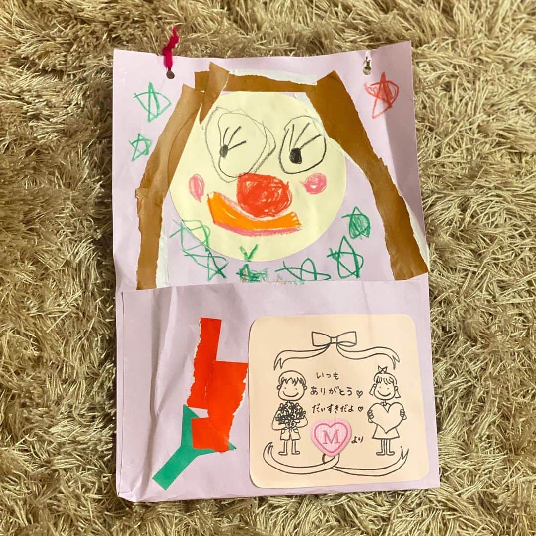 澤野井香里さんのインスタグラム写真 - (澤野井香里Instagram)「Happy mother's day🌹✨ ピンクが可愛かったからとカーネーションとかすみそうのお花をSが1人で買ってきてくれて、嬉しいお手紙も💌💕 Mが選んでくれた母の日ケーキ🎂に似顔絵の描いた手作りのお手紙入れ✨  #母の日 は子供たちと一緒に普段はなかなか入れないリニューアルされたばかりの#祇園甲部歌舞練場 に弦楽器のクラシックコンサート🎻にも行けて癒された🥰  まだまだ手のかかる2人で放心状態になることも多々あるけど笑、『ママー♡ママー♡』と1日何度も呼ばれる今がきっと振り返れば最高に幸せな時間なんだろうなぁ✨  そして、いつも色々助けてくれる2人の母にも感謝でいっぱい👵🏻❤️👵🏻 生んでくれて、育ててくれて、いつも気にかけてくれてありがとう💕  子育てしながら母親の偉大さを感じています😌✨  #ks_23✨ #ks_kyoto✨ #京都 #祇園 #河原町 #カーネーション #花束 #関西ママ #京都ママ #男の子ママ #女の子ママ #ママライフ #ママリ #コドモノ  #7歳 #4歳 #👦🏻👧🏻 #S⭐️_ #M🍒_  #s⭐️m🍒 #🌹」5月15日 17時32分 - kaori_sawanoi