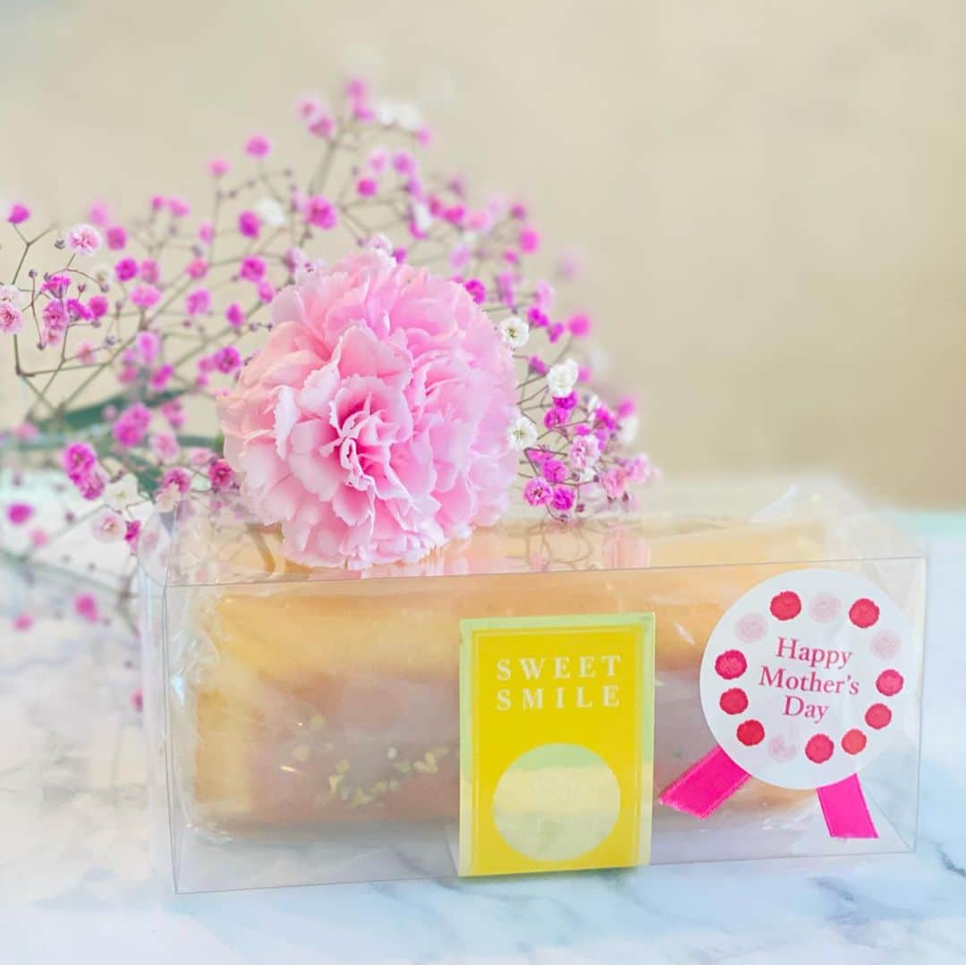 澤野井香里のインスタグラム：「Happy mother's day🌹✨ ピンクが可愛かったからとカーネーションとかすみそうのお花をSが1人で買ってきてくれて、嬉しいお手紙も💌💕 Mが選んでくれた母の日ケーキ🎂に似顔絵の描いた手作りのお手紙入れ✨  #母の日 は子供たちと一緒に普段はなかなか入れないリニューアルされたばかりの#祇園甲部歌舞練場 に弦楽器のクラシックコンサート🎻にも行けて癒された🥰  まだまだ手のかかる2人で放心状態になることも多々あるけど笑、『ママー♡ママー♡』と1日何度も呼ばれる今がきっと振り返れば最高に幸せな時間なんだろうなぁ✨  そして、いつも色々助けてくれる2人の母にも感謝でいっぱい👵🏻❤️👵🏻 生んでくれて、育ててくれて、いつも気にかけてくれてありがとう💕  子育てしながら母親の偉大さを感じています😌✨  #ks_23✨ #ks_kyoto✨ #京都 #祇園 #河原町 #カーネーション #花束 #関西ママ #京都ママ #男の子ママ #女の子ママ #ママライフ #ママリ #コドモノ  #7歳 #4歳 #👦🏻👧🏻 #S⭐️_ #M🍒_  #s⭐️m🍒 #🌹」