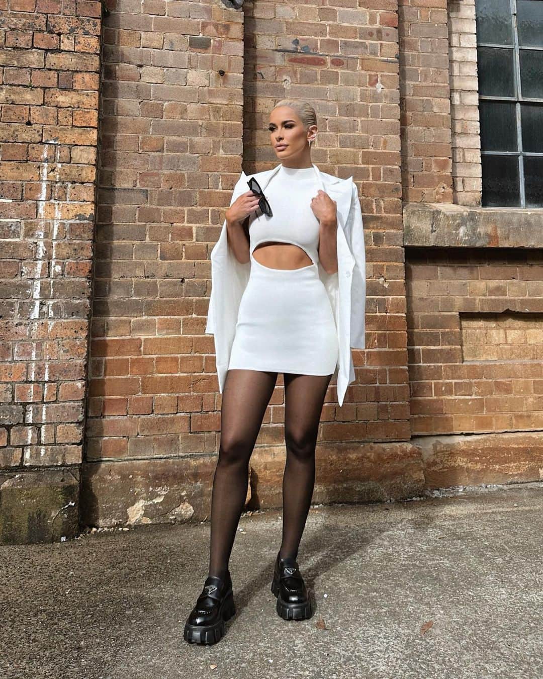 エリー・ゴンサルヴェスのインスタグラム：「day 1. #sydneyfashionweek mu @alexperrinmua  hair @scottsloan @lorealpro  styled @styledbybloom_  #sydneyfashionweek #fashionweek #ausfashionweek」