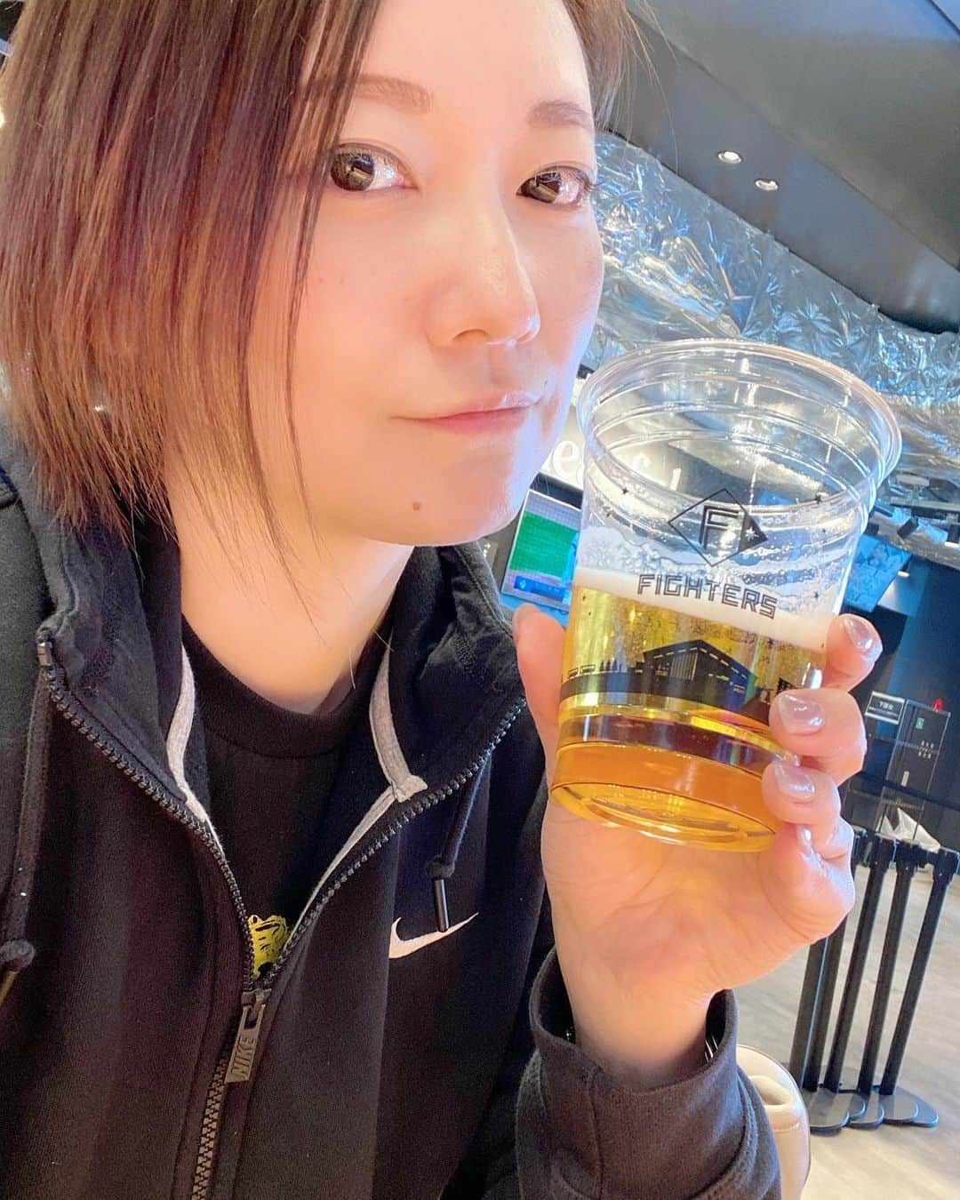 大崎初音さんのインスタグラム写真 - (大崎初音Instagram)「#エスコン #サッポロクラシック #日ハム  #ビール  #gw  #時差スタグラム  #お先に失礼します」5月15日 17時45分 - hatsune_ohsaki