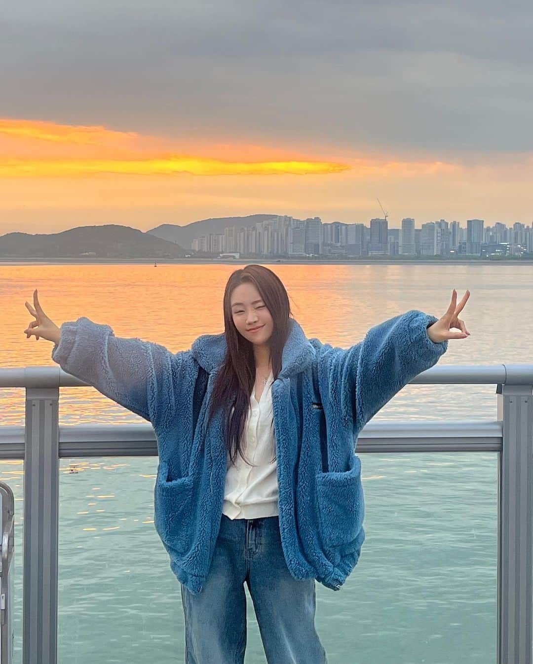 ジユルのインスタグラム：「Nice Time 💙 Nice Friends  = PERFECT」