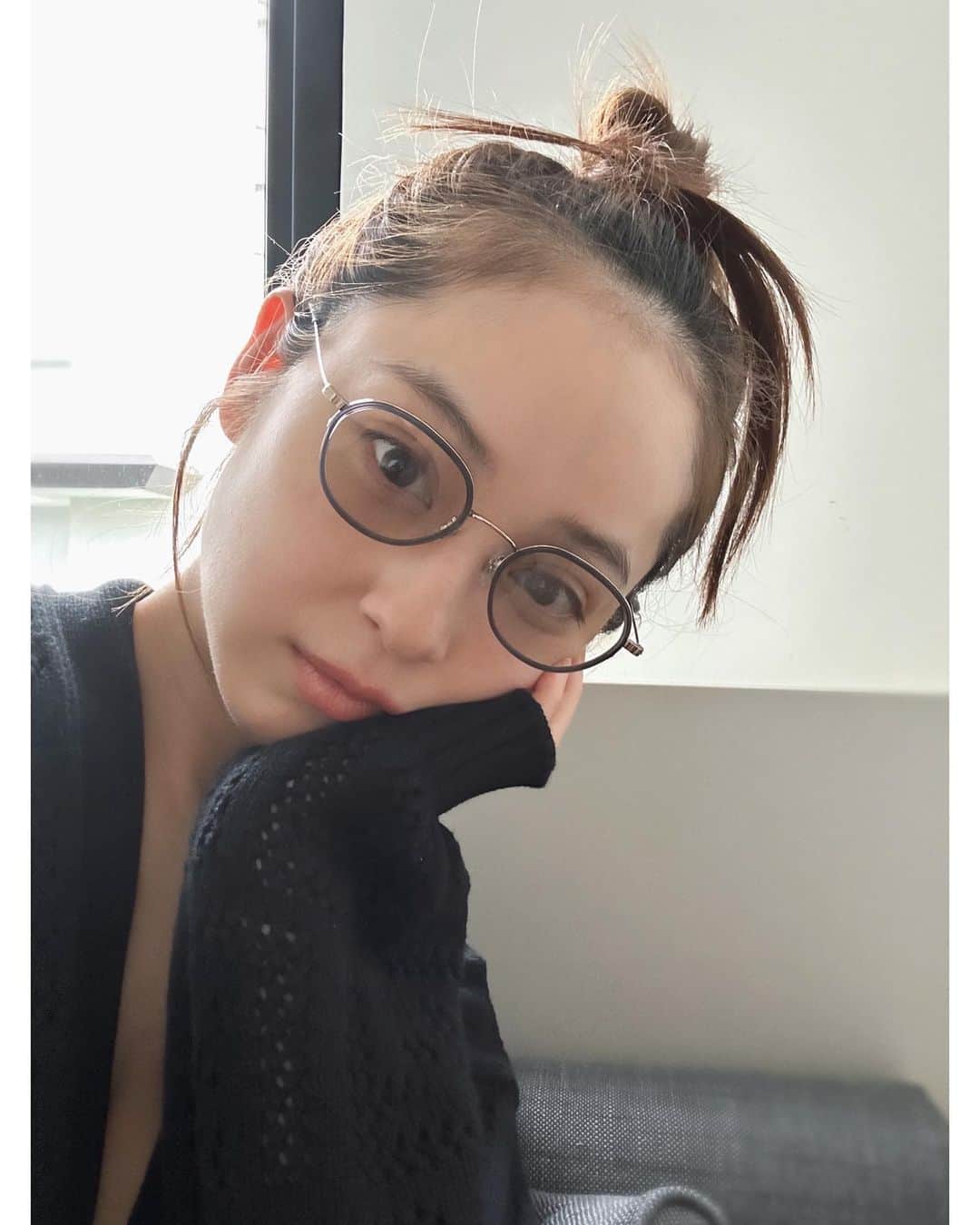 佐々木希さんのインスタグラム写真 - (佐々木希Instagram)「#iNtimitebyEYEVAN カラーレンズ、とてもお気に入り。 遮光効果で日差しが眩しい時も助かる！ 付けてるのはブラウンのレンズで、 ブルーもあります。  髪、根本伸びてきた… 美容院予約しなきゃ！  カーディガン#fendi」5月15日 17時43分 - nozomisasaki_official