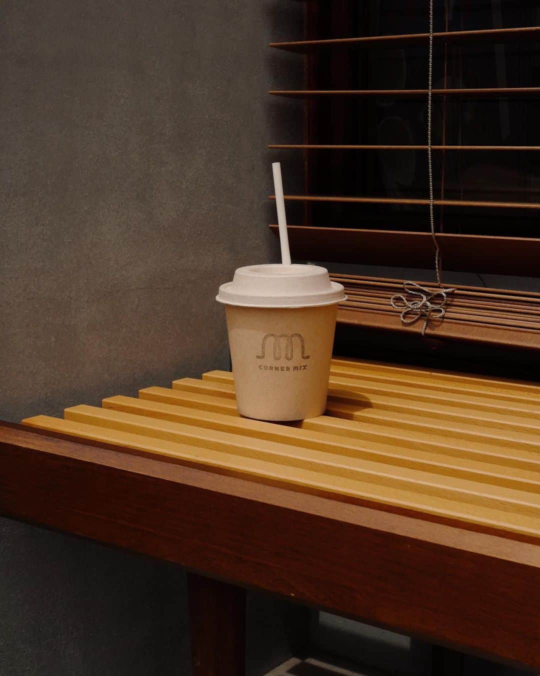 徐琁さんのインスタグラム写真 - (徐琁Instagram)「京都很美的熱狗店🌭️ 熱狗配咖啡很幸福～ 韋恩3分鐘內就吃光了😂💕  #cosinkyoto🌸」5月15日 17時53分 - cos55555