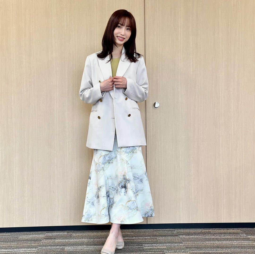 フジテレビ「めざましテレビ」さんのインスタグラム写真 - (フジテレビ「めざましテレビ」Instagram)「ファッション雑誌CanCamとコラボした お天気コーナー「きょう何着て行く？」 林佑香の毎日のコーデを紹介♪  5月15日（月）  【今日のコーデ】 ・ジャケット→ @gu_global 4990円 ・ニット→ @resexxy_official 6600円 ・スカート→ @resexxy_official 1万3200円 ・靴→ @dianashoespress 1万7600円  ・イヤリング→ @anemone_official 2860円  【コーデのポイント】 絞り染めのような珍しいプリントが目を引くスカートで感度高く💍柄の色とリンクさせたグリーンニットでまとまりよく着こなすと、統一感のあるおしゃれ上級者な装いに☘️ジャケットをはおればお仕事にも🙆‍♀️  #めざましテレビ #きょう何着て行く？ #林佑香 #今日のコーデ #コーデ #CanCam #今日のファッション#ootd #きょう何着て行く？は月〜金朝6時22分ごろ放送📺 #ゆかちゃん #きれいめコーデ #きれいめカジュアル #大人コーデ #グリーンコーデ #オフィスカジュアル #上品コーデ #アナウンサー衣装」5月15日 17時53分 - mezamashi.tv