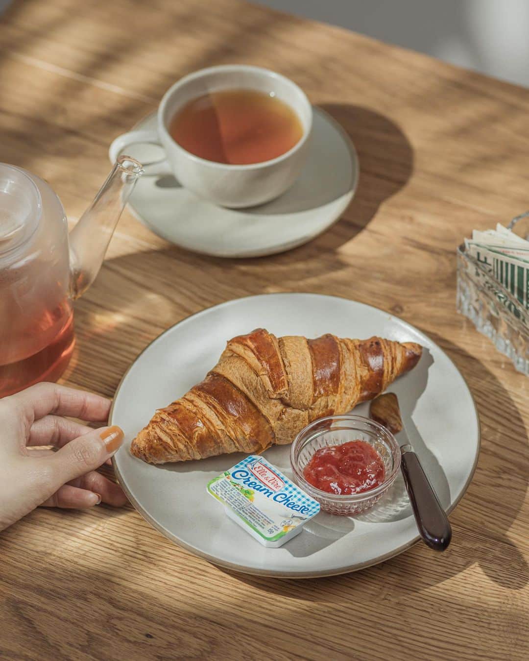 Nanaのインスタグラム：「いつかの☕️🥐  #写真で紡ぐ暮らしの時間  #テーブルフォト #料理写真 #ミッドセンチュリー #midcenturymoderndesign  #retrostyle  #vintagestyle」
