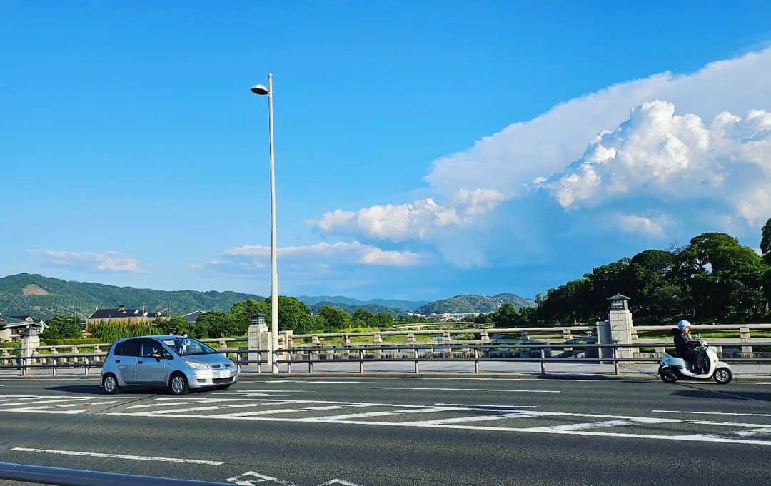 竹内弘一さんのインスタグラム写真 - (竹内弘一Instagram)「本当にきょうの路頭の儀が延期になったのか にわかには信じられない夕景。 あー！京都に住んでいて良かったー！と 感じる大好きな景色です。 あしたは暑そうですね。観覧の際は 熱中症にご注意ください！  #京都 #葵祭 #路頭の儀 #北大路橋」5月15日 17時47分 - takeuchi_koichi