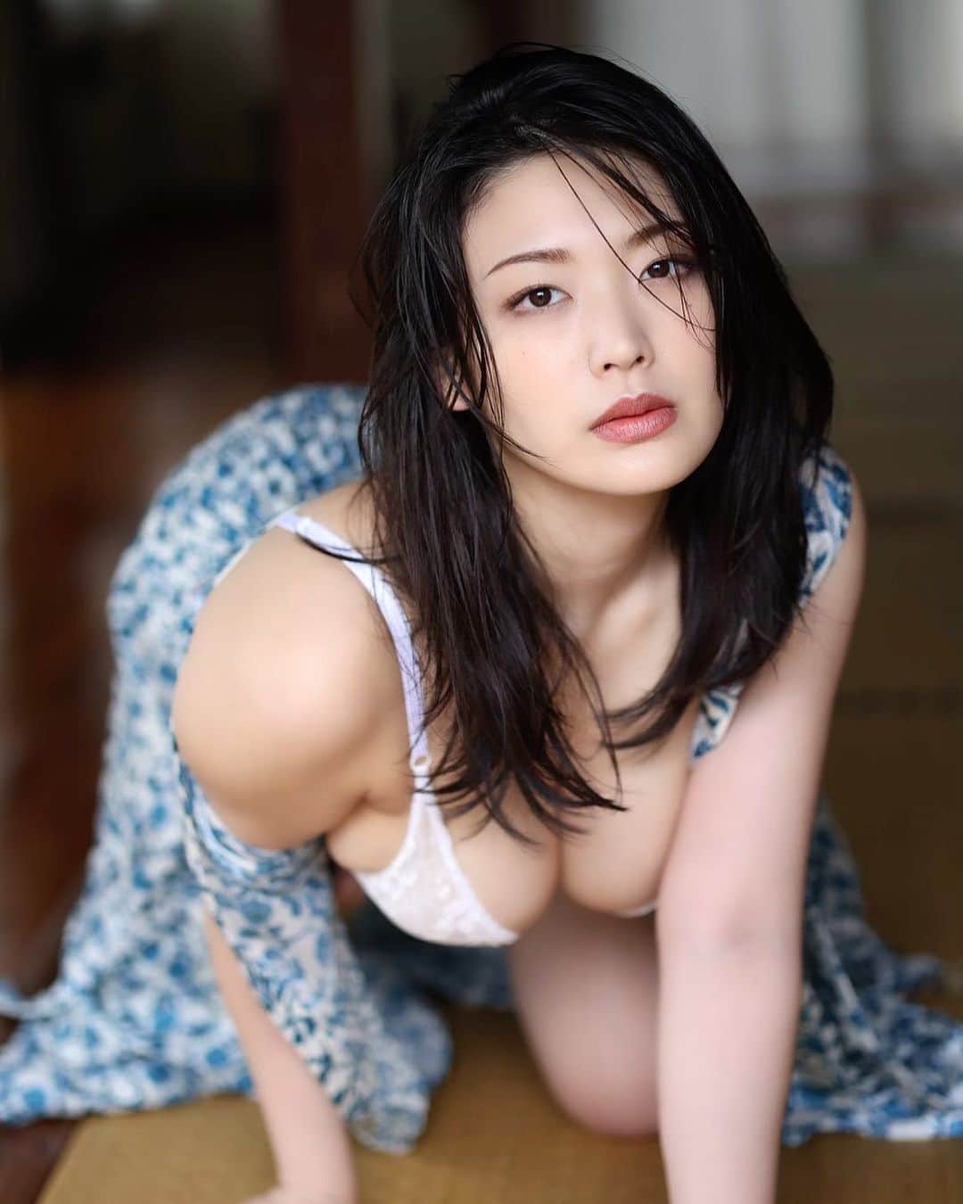 風吹ケイのインスタグラム：「グラビア一年間の集大成  1st写真集 幕開  明日発売です！！！！  フラゲしてくれた方の感想見るのめちゃくちゃ泣ける😭😭 一年の通知表的な感じで皆様にみていただけたら嬉しいです！」