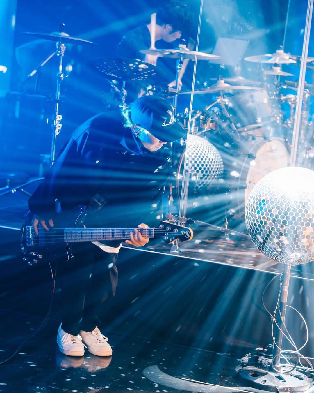 亜太のインスタグラム：「【PassCode】  『REVERBERATE Plus Tour 2023』  この距離感にこの大きさのミラーボールあることなかなか無いよね🪩  この後、視界がパラダイス銀河でした🤩  📸 @tamaishingo22」