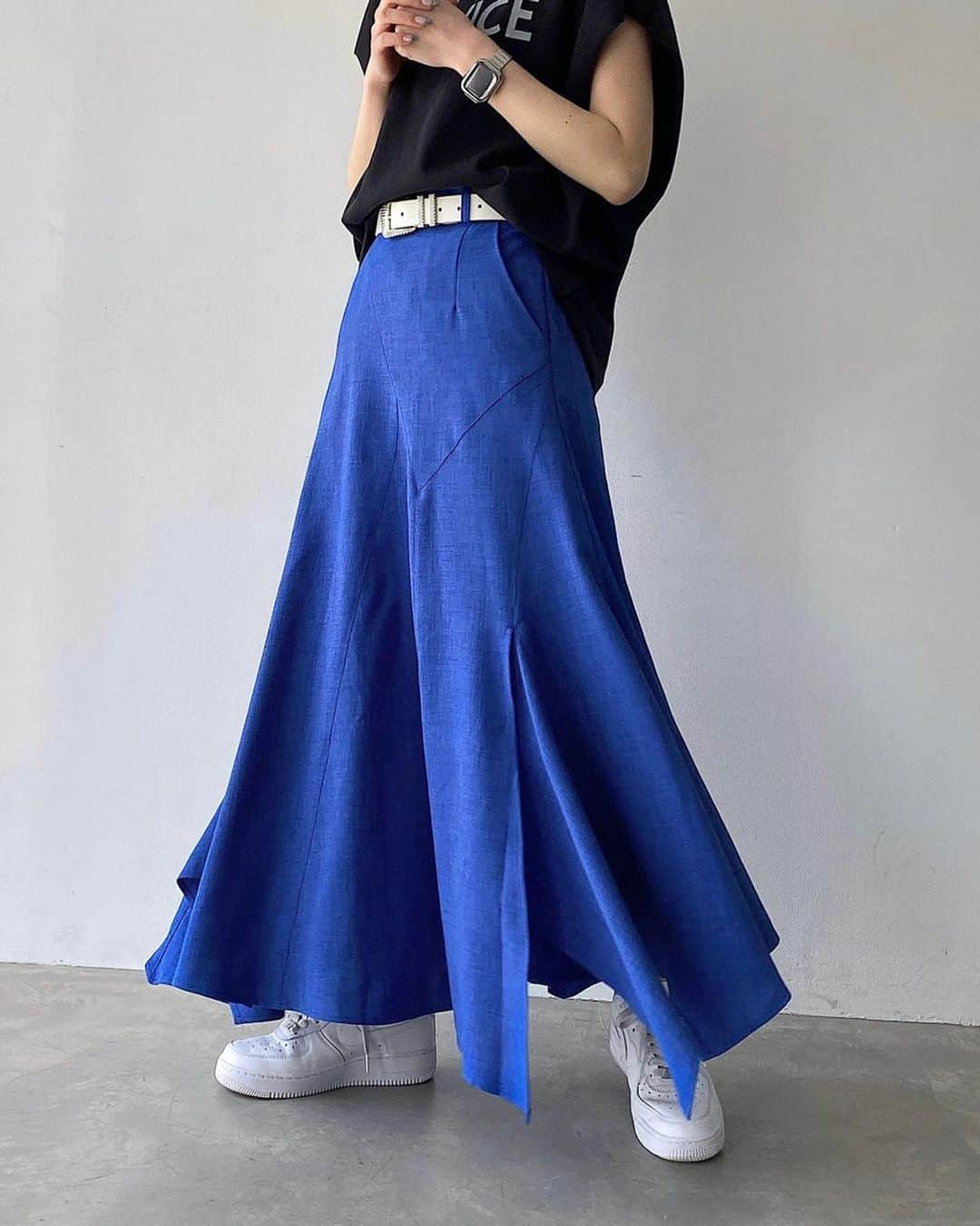 ページボーイさんのインスタグラム写真 - (ページボーイInstagram)「【 NEW ITEM 】  〈リネンライクボリュームスカート〉 ¥8,250(tax in)ㅤ offwhite,black,blue/3color  ──────────────────ㅤ  大人気のリメイク風スカートがSS素材で登場  程よいハリ感と落ち感のある合繊素材に。 ランダムなヘムラインが動く度、 華麗に揺れ一枚でトレンドライクなスタイリングに。  トップスはショート丈や、 カジュアルなTシャツ等とも相性◎ この夏大活躍間違いなしのスカートに。  #リネンライクボリュームスカート_pb  #23SS_PAGEBOYㅤ #PAGEBOY #ページボーイ  #モード系 #モード系ファッション #スカートコーデ #ティアードスカート #ティアードスカートコーデ #フレアスカート #フレアスカートコーデ #リネンスカート #夏コーデ #ベストコーデ」5月15日 20時45分 - pageboy_pr