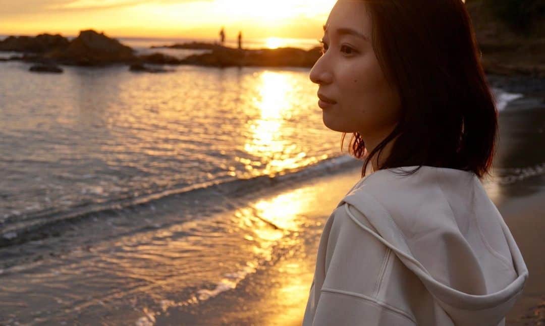 山田桃子のインスタグラム：「sunset .  そろそろ 海が恋しいわ...  We admired the beautiful sunset.  . #海 #西陽 #sunset」