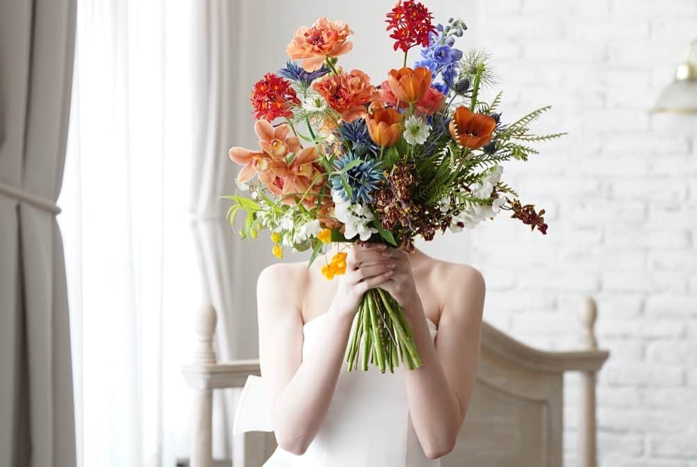 TAKE and GIVE NEEDS(T&G公式) さんのインスタグラム写真 - (TAKE and GIVE NEEDS(T&G公式) Instagram)「． 春の花で、お好きな暖色系の色みで作りました。 それぞれの花の特徴を生かしたデザインに仕上げたブーケは、温かみがあり、シックな華やかさが特別な1日を彩ります。  仕様花材：シンビジウム・チューリップ・ガーベラ・オンシジウム・エリンジウム・ニゲラ・宿根スイトピー  #tg花嫁 #wedding #ウェディング #結婚式 #プレ花嫁 #卒花 #卒花嫁レポ #TRUNK BYSHOTOGALLERY #ウェディングブーケ #ブーケ #ウェディング準備 #花束 #ウェディング小物」5月15日 18時01分 - takeandgiveneeds_official