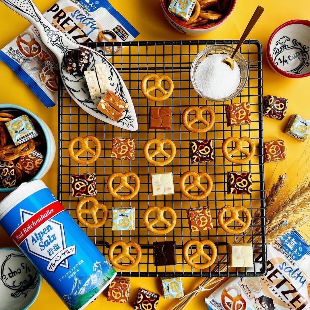 チロルチョコさんのインスタグラム写真 - (チロルチョコInstagram)「🥨  ／ #新商品 情報⋆͛📢⋆ ガリガリ食感×あまじょっぱさがくせになる👍🏻 ̖́-‬ ＼  チロルチョコ新商品‼️ ソルティプレッツェル〈袋〉 のご紹介です- ̗̀📣  ┈┈┈┈┈┈┈┈┈┈ 開発会議で「おいしい!」と味が 高く評価されました🤫️🩵 ┈┈┈┈┈┈┈┈┈┈  プレッツェルは、ドイツ発祥で 北米でも広く食べられているこんがり香ばしい スナック菓子🥨  そんなプレッツェル粉砕品をそのまま押し込みました︎︎︎︎☑︎  ガリガリ食感×あまじょっぱさがクセになる👍🏻 ̖́-‬ 食べ出す手が止まらなくなっちゃう商品です🥺❣️  ┈┈┈┈┈┈┈┈┈┈ 気になるフレーバーは？︎︎︎︎☑︎ ・ホワイト ・チョコ ・キャラメルの3種類入り︎︎︎︎☑︎ ┈┈┈┈┈┈┈┈┈┈  「ドイツ産岩塩」入りで暑い日にもピッタリ️🩵   ぜひお試しくださいっ❤️  ■発売日 2023年5月15日 全国で発売🛒  ※お取り扱いのない店舗もあります。 また、商品がなくなり次第、販売終了とさせて頂きます。  🗣💬 商品に関するご質問については、チロルチョコ公式HPお客様お問い合わせまでご連絡くださいませ🙇  ━━━━━━━━━━━━━━━  #tirol #tirolchoco #チロルチョコ #チロル #チョコレート #おやつタイム #chocolate  #おうちカフェ #おやつの時間  #chocolatelover  #shopチロルチョコ #アルペンザルツ#岩塩 #塩チョコ ━━━━━━━━━━━━━━━」5月15日 17時57分 - tirolchoco_official