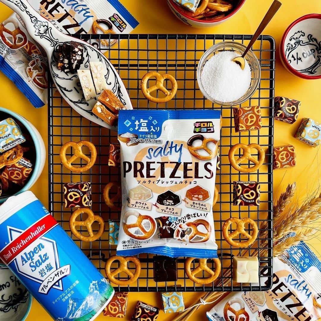 チロルチョコさんのインスタグラム写真 - (チロルチョコInstagram)「🥨  ／ #新商品 情報⋆͛📢⋆ ガリガリ食感×あまじょっぱさがくせになる👍🏻 ̖́-‬ ＼  チロルチョコ新商品‼️ ソルティプレッツェル〈袋〉 のご紹介です- ̗̀📣  ┈┈┈┈┈┈┈┈┈┈ 開発会議で「おいしい!」と味が 高く評価されました🤫️🩵 ┈┈┈┈┈┈┈┈┈┈  プレッツェルは、ドイツ発祥で 北米でも広く食べられているこんがり香ばしい スナック菓子🥨  そんなプレッツェル粉砕品をそのまま押し込みました︎︎︎︎☑︎  ガリガリ食感×あまじょっぱさがクセになる👍🏻 ̖́-‬ 食べ出す手が止まらなくなっちゃう商品です🥺❣️  ┈┈┈┈┈┈┈┈┈┈ 気になるフレーバーは？︎︎︎︎☑︎ ・ホワイト ・チョコ ・キャラメルの3種類入り︎︎︎︎☑︎ ┈┈┈┈┈┈┈┈┈┈  「ドイツ産岩塩」入りで暑い日にもピッタリ️🩵   ぜひお試しくださいっ❤️  ■発売日 2023年5月15日 全国で発売🛒  ※お取り扱いのない店舗もあります。 また、商品がなくなり次第、販売終了とさせて頂きます。  🗣💬 商品に関するご質問については、チロルチョコ公式HPお客様お問い合わせまでご連絡くださいませ🙇  ━━━━━━━━━━━━━━━  #tirol #tirolchoco #チロルチョコ #チロル #チョコレート #おやつタイム #chocolate  #おうちカフェ #おやつの時間  #chocolatelover  #shopチロルチョコ #アルペンザルツ#岩塩 #塩チョコ ━━━━━━━━━━━━━━━」5月15日 17時57分 - tirolchoco_official