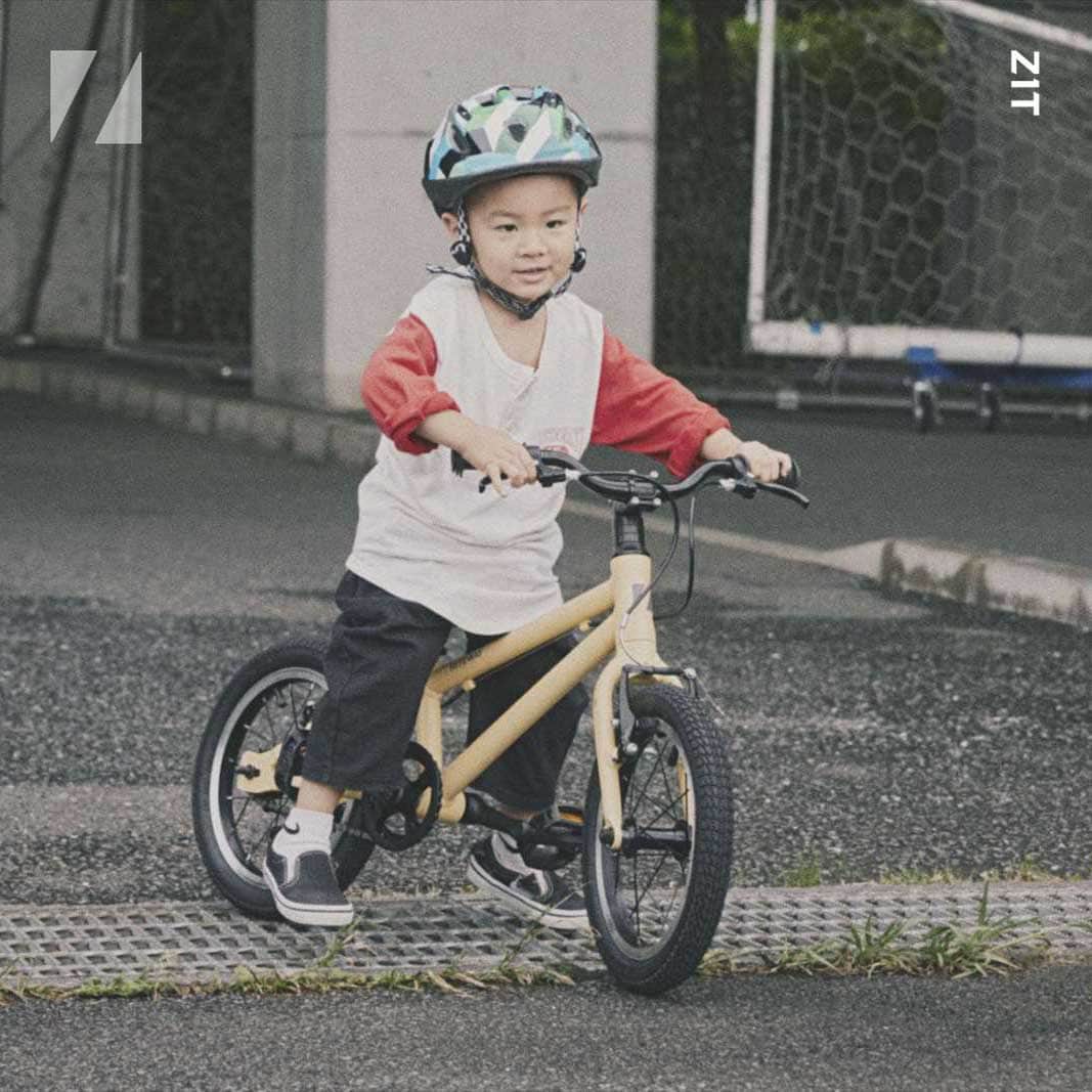 RITEWAY -Official Instagram-さんのインスタグラム写真 - (RITEWAY -Official Instagram-Instagram)「ZIT ジット  自転車が大好きになる超軽量キッズバイク。 ペダルを漕げるようになった瞬間、普段車で行っている公園に自転車でたどり着いた瞬間、達成感と自尊心で満たされた最高の笑顔に出会えます。 クラス最軽量5.8kg(14")で軽くて思い通りに走れるZITは子どもの移動範囲をさらに広げてくれて、何よりも楽しい親子の時間を作れます。 —————————— #ritewayzit #ジット #riteway #ライトウェイ #自転車 #自転車のある生活 #幼児車 #キッズ自転車 #こども自転車 #子供自転車 #サイクリング #クロスバイク #14インチ自転車 #16インチ自転車 #18インチ自転車」5月15日 18時00分 - riteway_bike