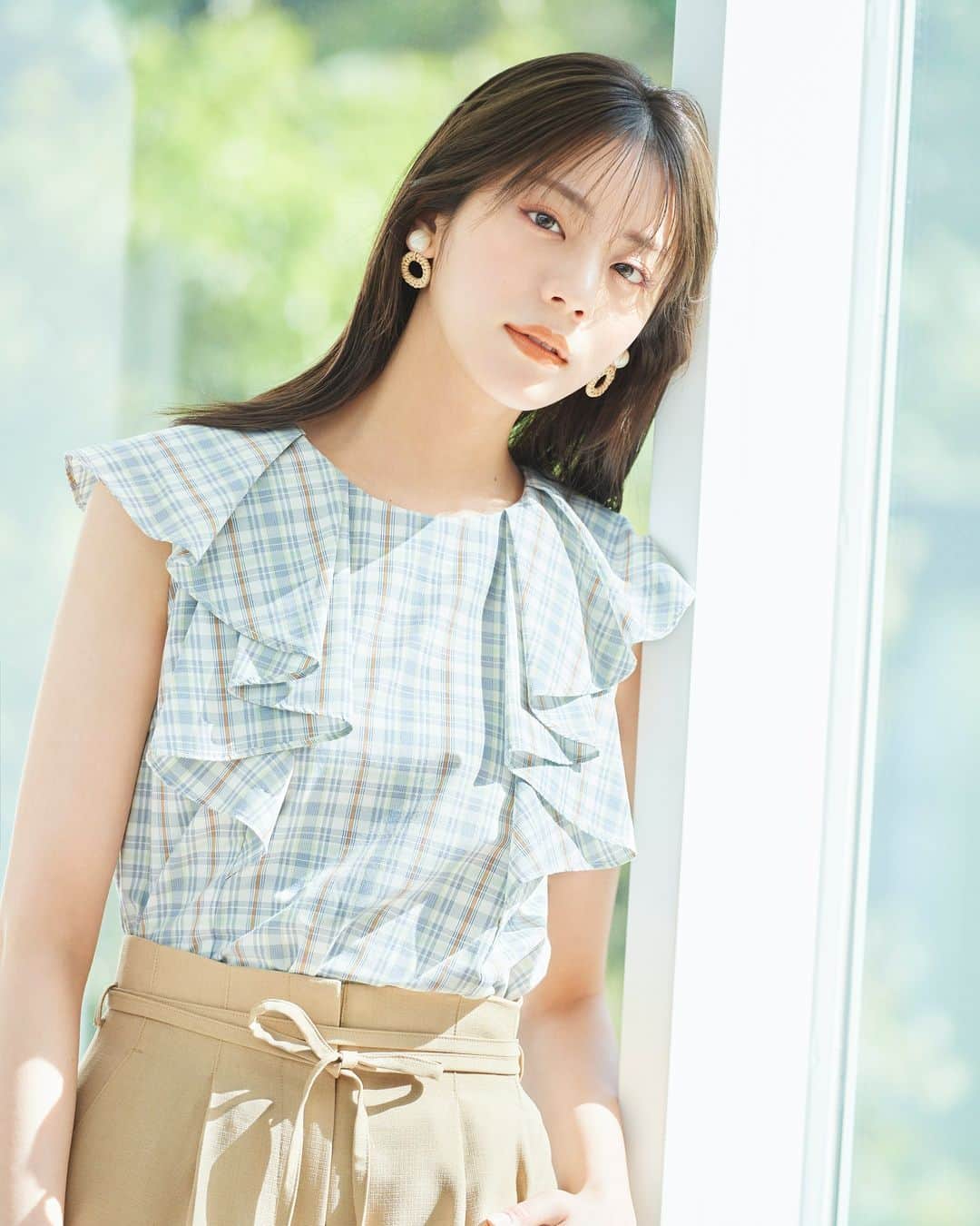 NATURAL BEAUTY BASICさんのインスタグラム写真 - (NATURAL BEAUTY BASICInstagram)「貴島明日香さんが素敵に着こなしてくださった 新作webカタログ第一弾から ひと足先にSNSにてカット先行公開...♪  webカタログでは 初夏を感じさせるフレッシュなスタイリングが盛りだくさん🍃 明日5/16～公開予定です✨  ぜひお楽しみに♡  ■ラッフルチェックブラウス ¥7,480 tax in size:FR color:オフベース×グリーンチェック/ベージュベース×イエローチェック #0173110551  ■ダブルベルトワイドパンツ ¥10,450 tax in size:S/M color:クロ/イエローベージュ/ターコイズ #0173130510  　  #貴島明日香 さん #ラッフルブラウス #チェックブラウス #パンツ #ワイドパンツ #初夏コーデ  #夏コーデ #お出かけコーデ #オフィスコーデ #オフィスカジュアル #通勤コーデ #大人可愛い #カラーコーデ  #着回しコーデ #きれいめカジュアル  #ベーシックコーデ #ベーシック #ナチュラルコーデ #トレンドスタイル #シンプルコーデ #ナチュラルビューティーベーシック #naturalbeautybasic」5月15日 18時00分 - naturalbeautybasic_official