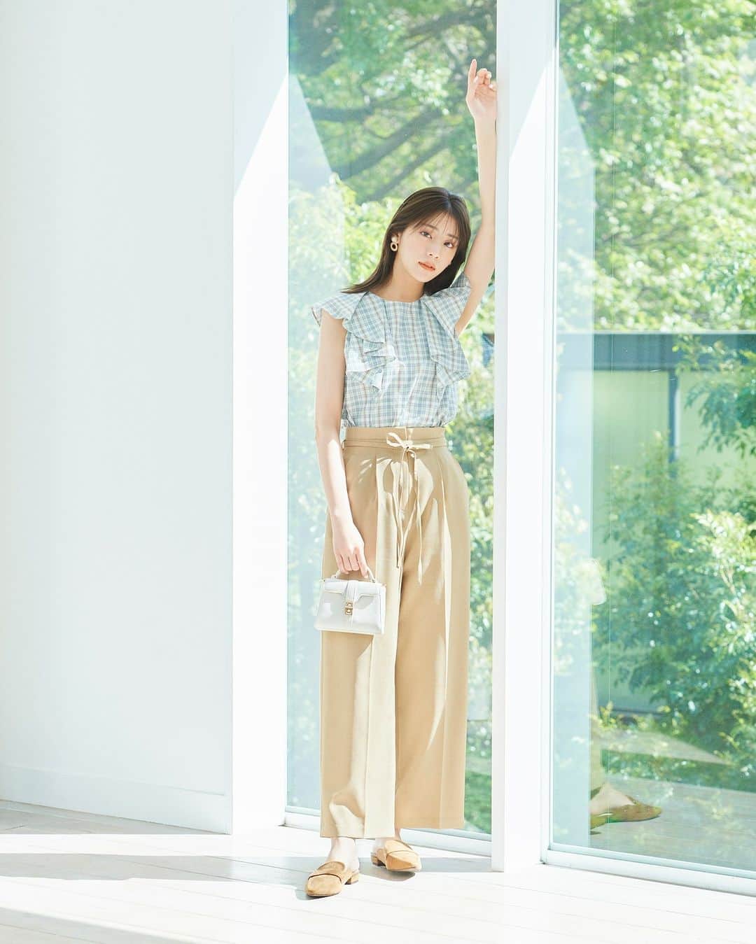 NATURAL BEAUTY BASICのインスタグラム：「貴島明日香さんが素敵に着こなしてくださった 新作webカタログ第一弾から ひと足先にSNSにてカット先行公開...♪  webカタログでは 初夏を感じさせるフレッシュなスタイリングが盛りだくさん🍃 明日5/16～公開予定です✨  ぜひお楽しみに♡  ■ラッフルチェックブラウス ¥7,480 tax in size:FR color:オフベース×グリーンチェック/ベージュベース×イエローチェック #0173110551  ■ダブルベルトワイドパンツ ¥10,450 tax in size:S/M color:クロ/イエローベージュ/ターコイズ #0173130510  　  #貴島明日香 さん #ラッフルブラウス #チェックブラウス #パンツ #ワイドパンツ #初夏コーデ  #夏コーデ #お出かけコーデ #オフィスコーデ #オフィスカジュアル #通勤コーデ #大人可愛い #カラーコーデ  #着回しコーデ #きれいめカジュアル  #ベーシックコーデ #ベーシック #ナチュラルコーデ #トレンドスタイル #シンプルコーデ #ナチュラルビューティーベーシック #naturalbeautybasic」
