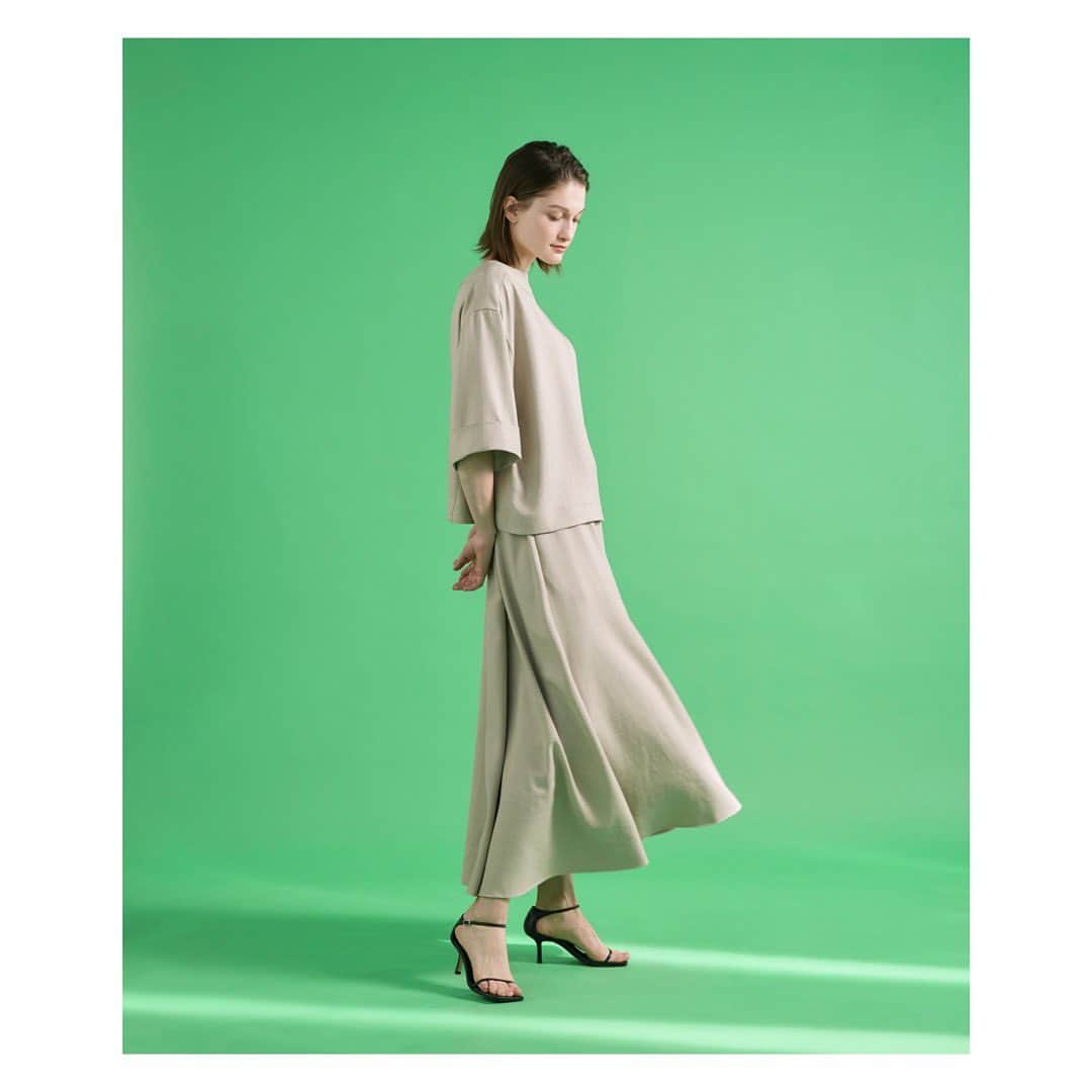 のインスタグラム：「2023 summer collection  blouse no.71-32182045 ¥20,900  skirt no.71-32152046 ¥24,970    #superiorcloset #ined #23ss #summer #スーペリアクローゼット #イネド #夏 #新作 #夏服 #ブラウス #gw #休日コーデ #大人カジュアル #キレイめコーデ」