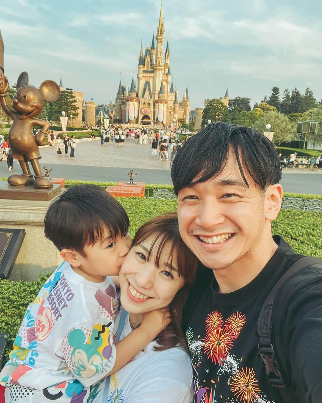 武田奈也さんのインスタグラム写真 - (武田奈也Instagram)「ㅤ　 　 Disneyland🏰❤️ 　 もうそろそろジェットコースター乗りたい🎢 スプラッシュいけるかな？ まだ怖いかな？🤔🤔 　  こた、ほぼずっと抱っこお疲れ様🥹❤️ 　      #ディズニーランド #disneyland」5月15日 18時11分 - nana___takeda