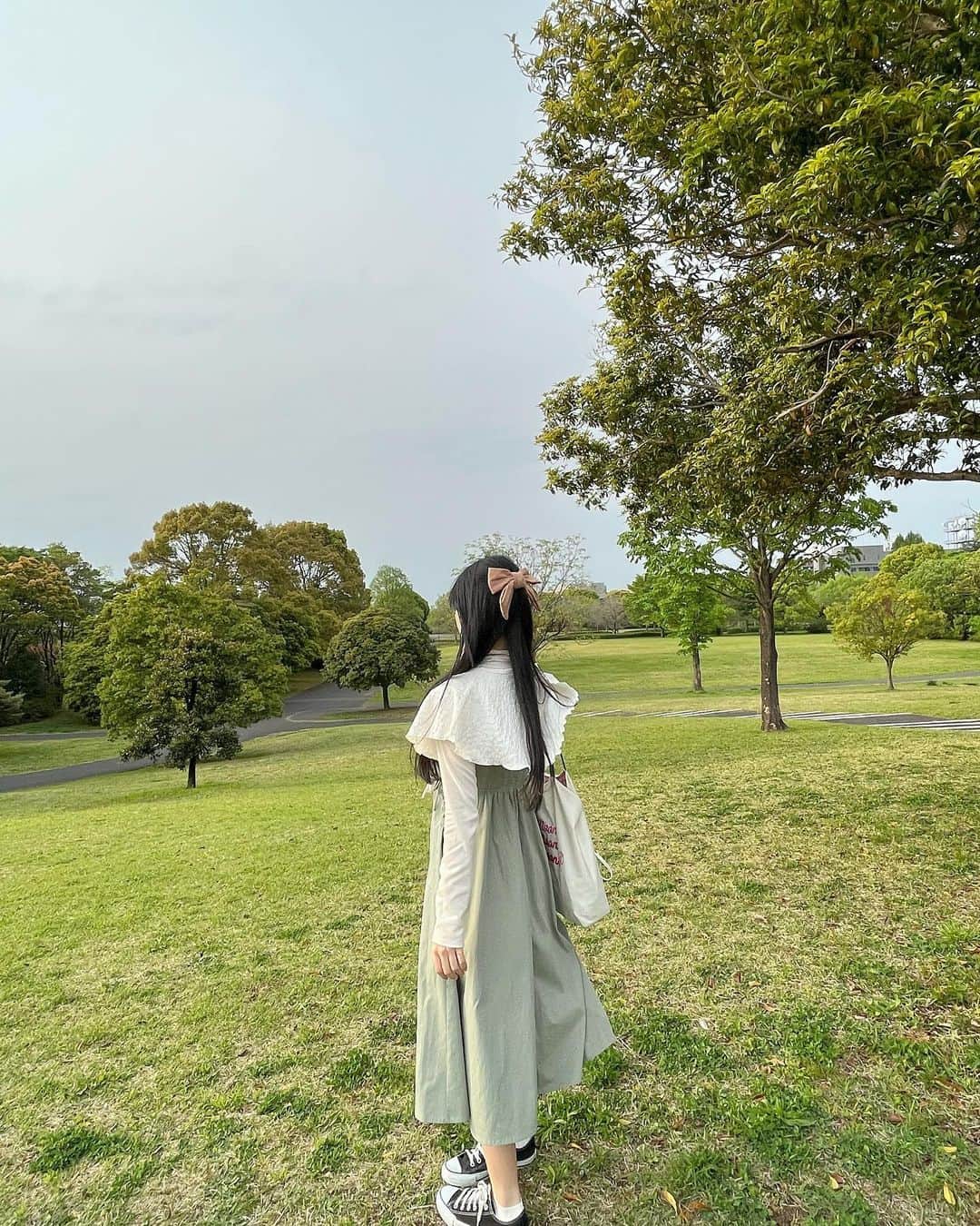 大曲李佳のインスタグラム：「🦢🎗  ハーフアップにはリボンを付けたくなります｡.୨୧ ୨୧.｡ これは少し前にゲットした千鳥柄のリボン！ もっと色んなリボン集めたいな🌙  .」