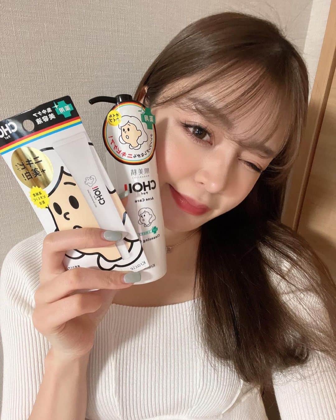のインスタグラム：「. シートマスクで有名な肌美精 CHOIから 新発売されたクレンジングオイル👏🏻🩵 CHOIクレンジングオイル  薬用ニキビケア[医薬部外品]  薬用処方でクレンジングしながら ニキビケアが出来る🫨 オイルなのにニキビケア出来るって珍しすぎない！？ ジェルが多いイメージ😧！ オイルでしっかり落としたい人には最高よね🙈  まつエクでも使えるし、合成香料無添加！ アレルギーテスト済み※🤧👏 お近くのドン・キホーテやドラッグストアなどで 是非探して手に取ってみて下さい🥰  ※すべての方にアレルギーが起こらない、コメド（ニキビのもと）ができないということではありません。  それと、ニキビケア＋美白ができる 薬用集中ケア美容液も同時に新発売されたので、 ぜひチェックしてみてね♡ ※美白：メラニンの生成を抑え、シミ・そばかすを防ぐ。  #choi#choiクレンジングオイル#クレンジング#オイルクレンジング#美容液#コスメ#美容#スキンケア#肌美精_pr」