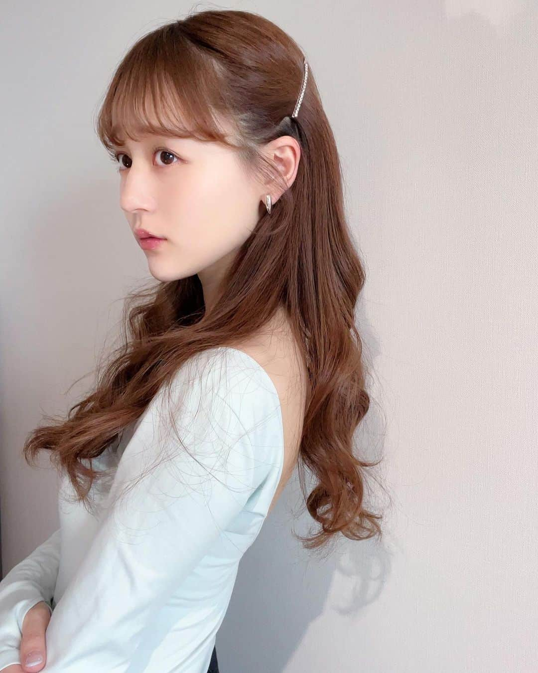 牧野真鈴さんのインスタグラム写真 - (牧野真鈴Instagram)「cuteなtopsとhairpin🩵🪽 ⁡ #lightblue #bodysuit #calvinklein #jennieforcalvinklein  #bijou #hairpin #thevirgins」5月15日 18時06分 - makino_marin